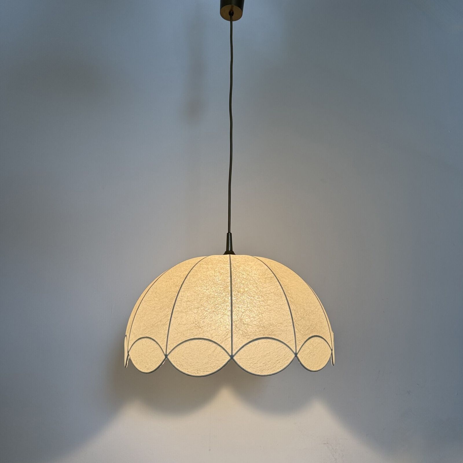 photo for sale Duitse Mid-Century "Cocoon" Wavy Chandelier van Goldkant, jaren 1970