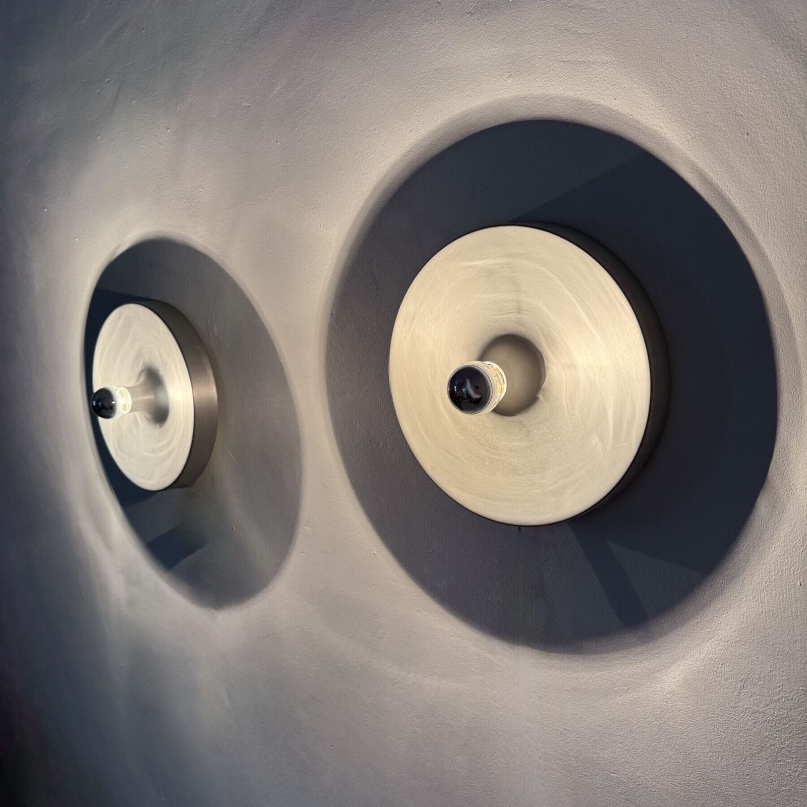 Mid Century Design Disc Lamp , ca. jaren 1970 toegeschreven aan Charlotte Perriand voor Les Arcs, set van 2 photo Verlichting
