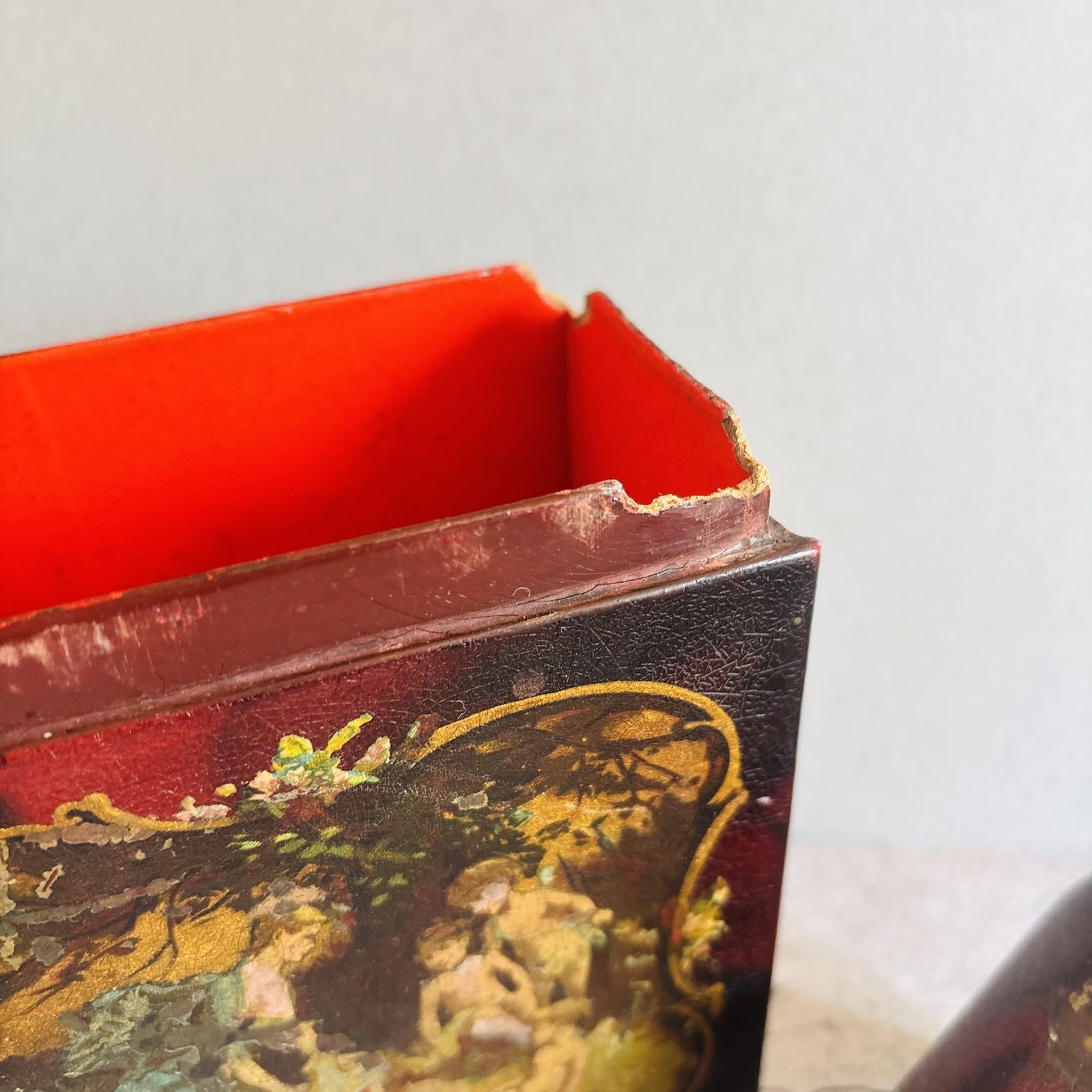 photo furniture Antiek papier-maché doosje in de vorm van een boek