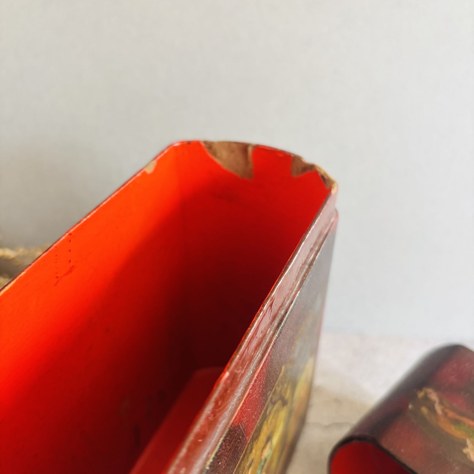 Woonaccessoires Antiek papier-maché doosje in de vorm van een boek photo