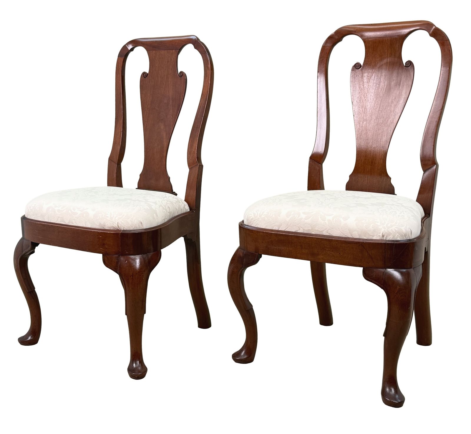 Early 18th Century Pair Of Walnut Side Chairs, Queen Anne Period (England, Circa 1710)