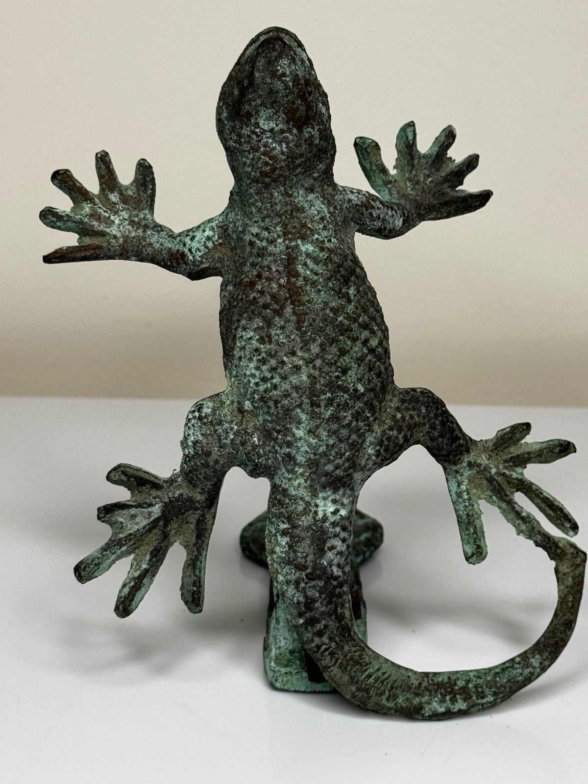 Bronzen deurklopper in de vorm van een gekko, zuidwesten van de VS, in de stijl van Oscar Bach photo for sale