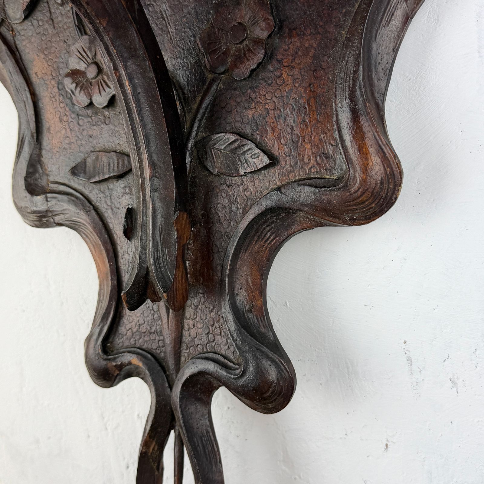 Art Nouveau wandplank, Italiaans Liberty gesneden hout, Jugendstil photo vintage