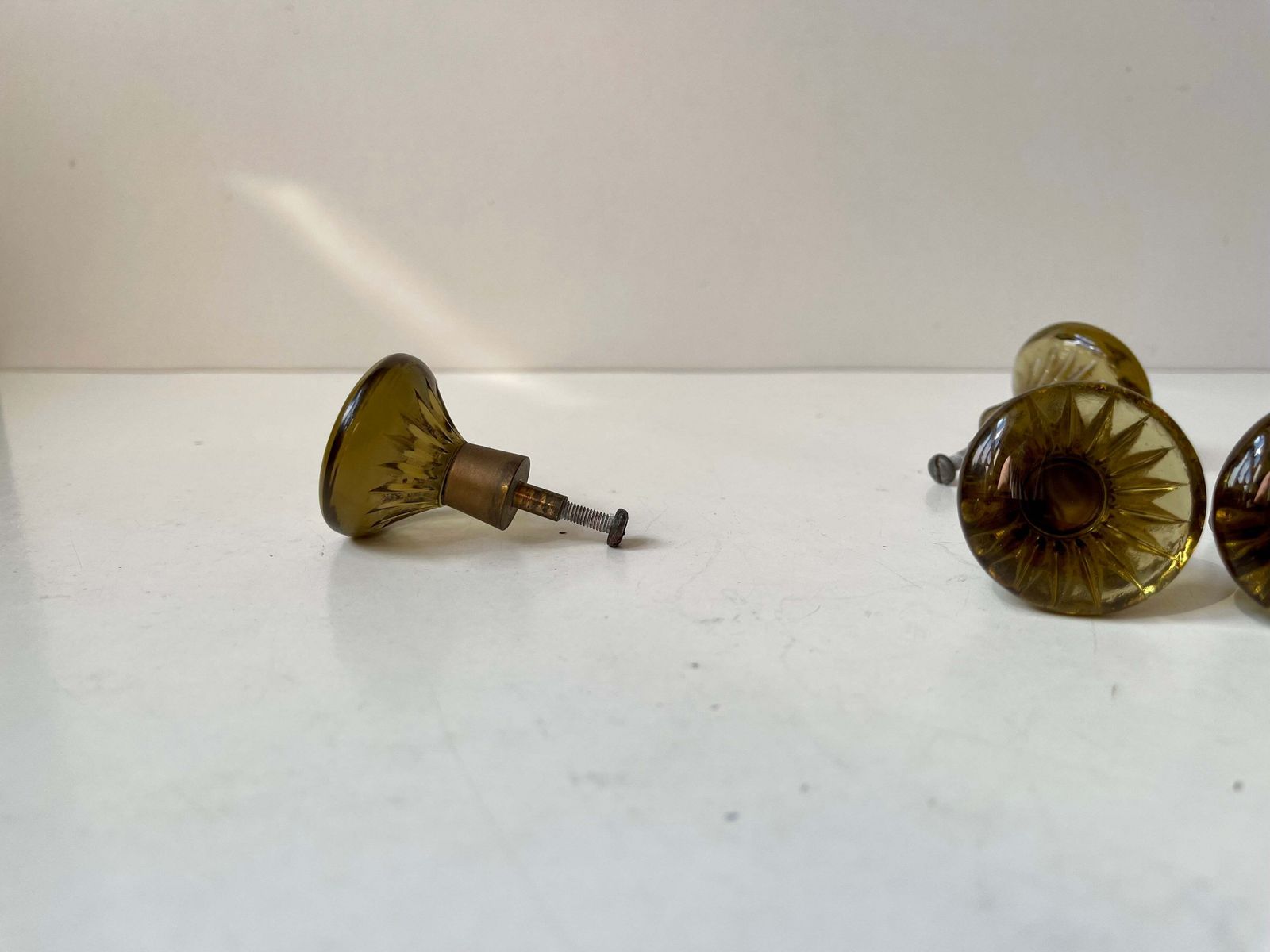 Lot de boutons vintage suédois en verre vert et ambré et laiton pour meuble ou porte, années 1960, 10 pièces photo Éléments architecturaux