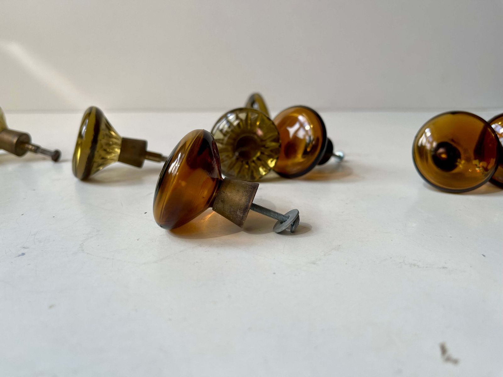 Vintage Zweedse Groene en Amberkleurige Kast- of Deurknopjes van Glas en Messing, ca. jaren 1960, 10 stuks photo 398.0