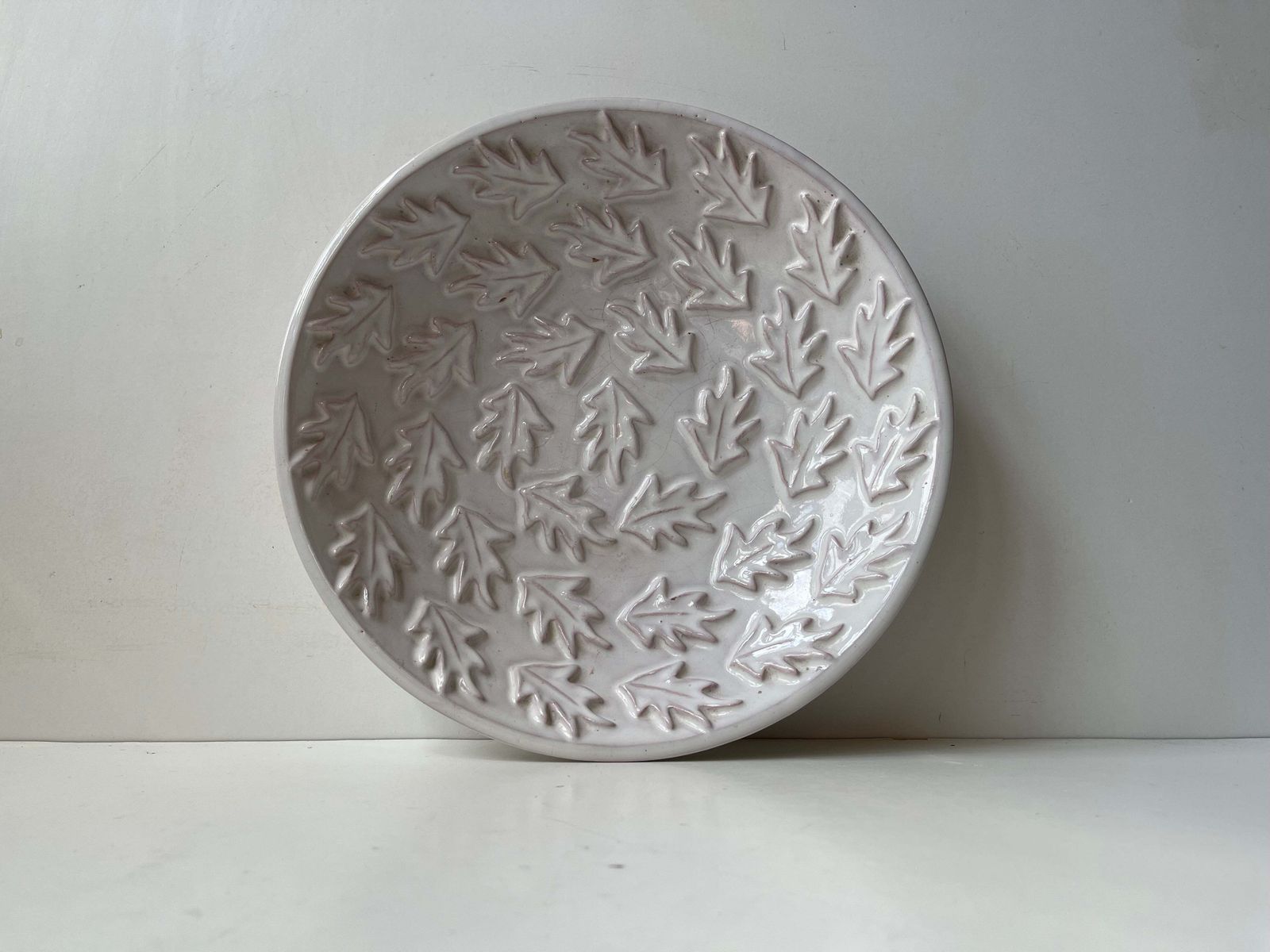 Coupe en céramique blanche de style scandinave moderne aux feuilles en relief, par Herne Nielsen, années 1960 photo buy
