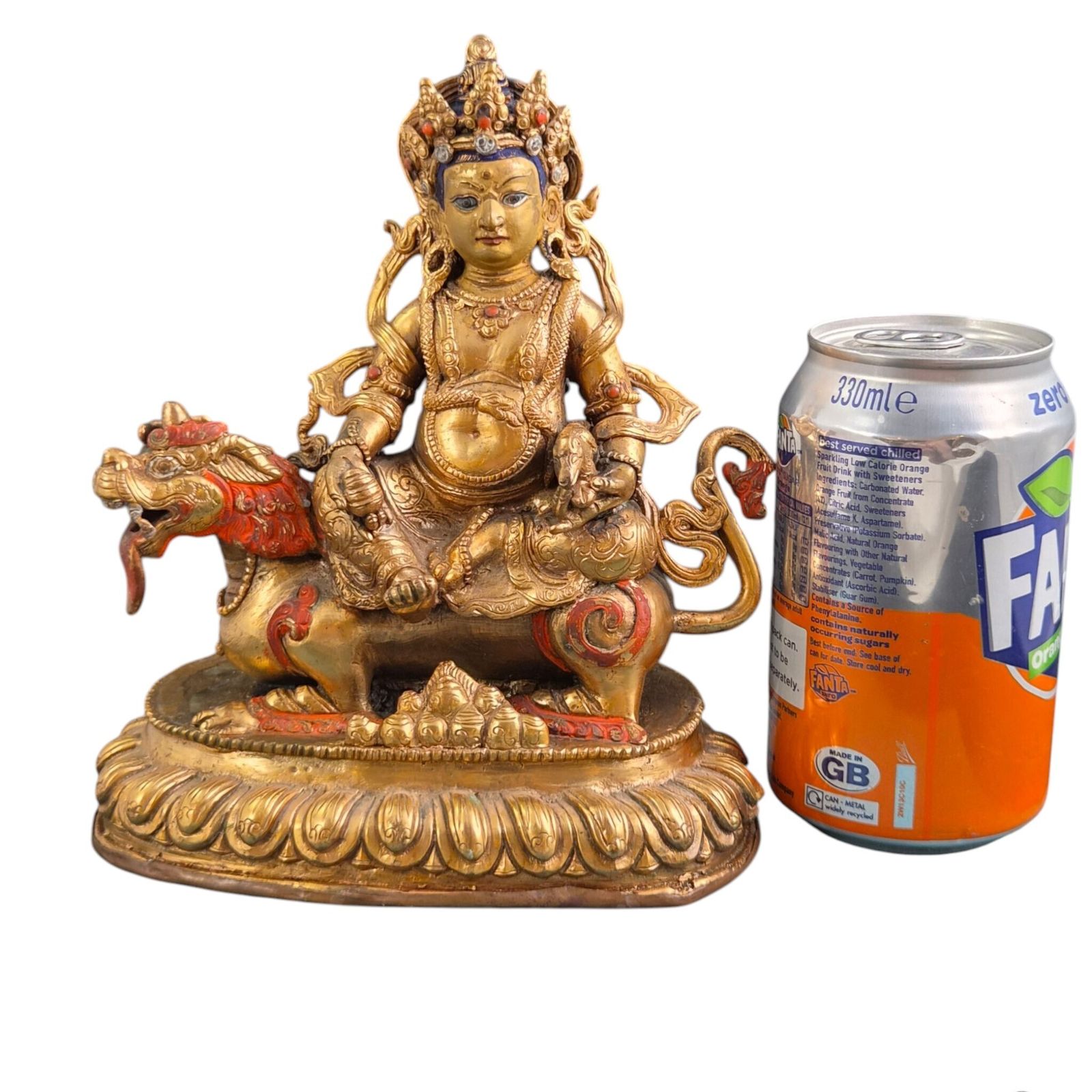 Woonaccessoires Groot Sino-Tibetaans verguld bronzen Jambhala op een beschilderde leeuw, ca. 1900-1950 photo