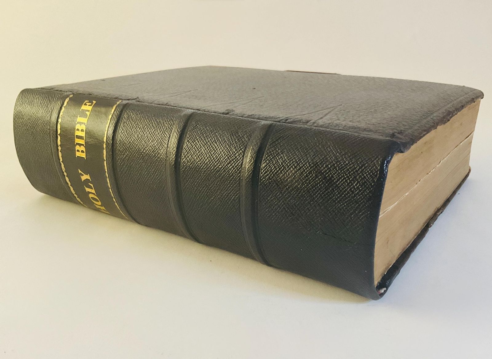 Antieke Oxford Familiebijbel 1885, grote kwarto Heilige Bijbel met kaarten en gravures, messing sluiting en blanco familieregister photo furniture