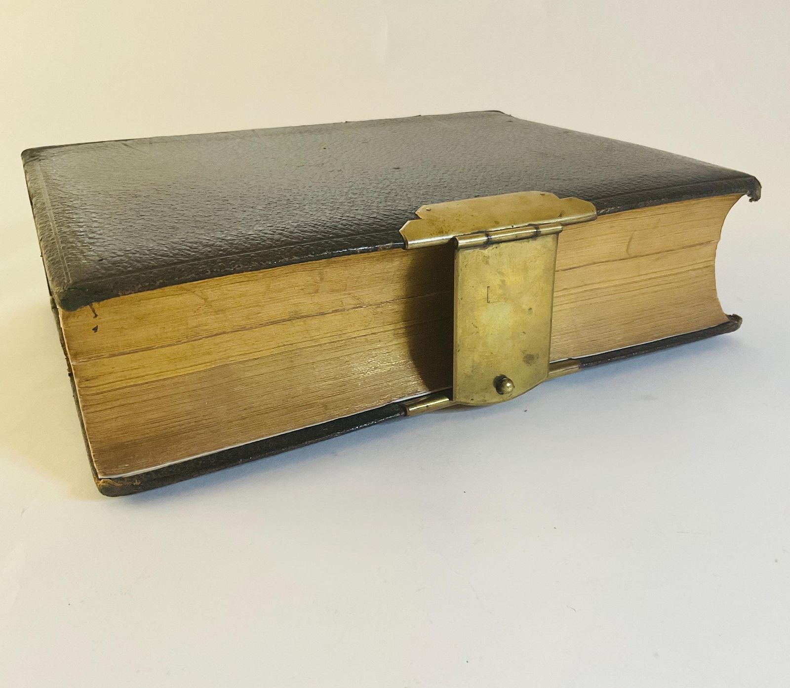 Antieke Oxford Familiebijbel 1885, grote kwarto Heilige Bijbel met kaarten en gravures, messing sluiting en blanco familieregister photo for sale