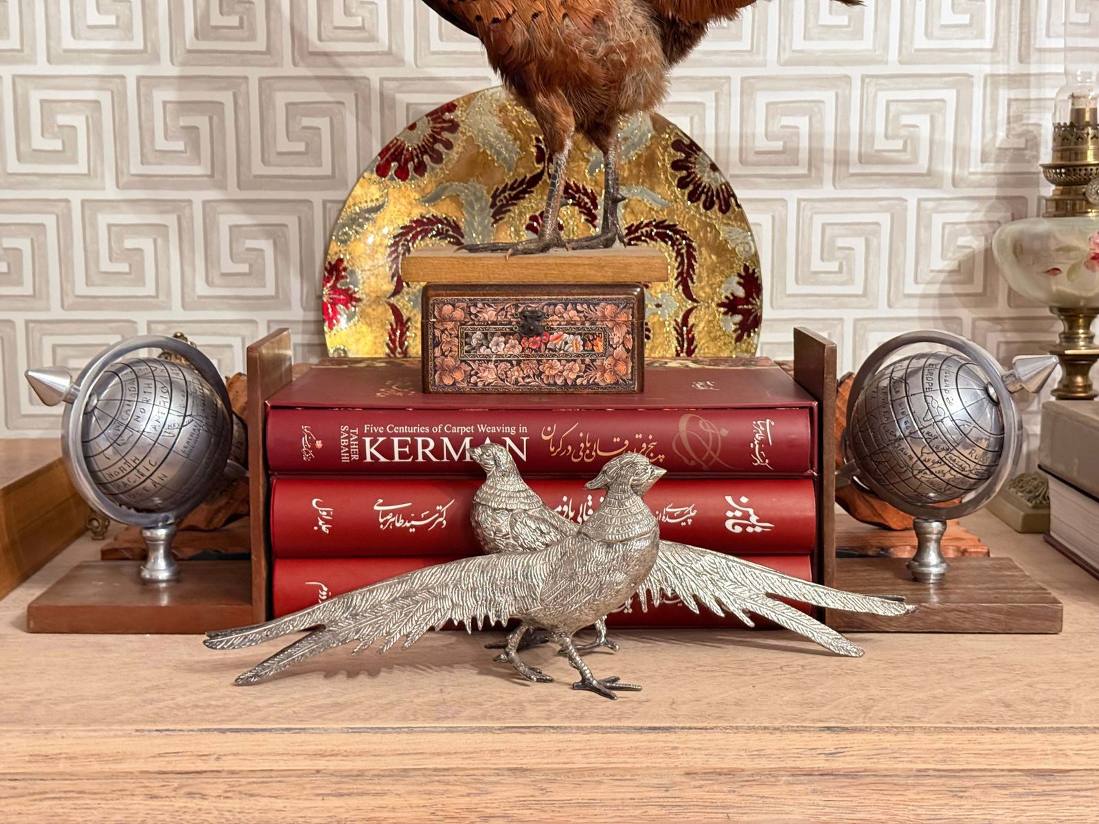 Paar Atlas Globe Boekensteun Metaal & Hout Decoratief. Luxe Boekenhouders photo 620.0