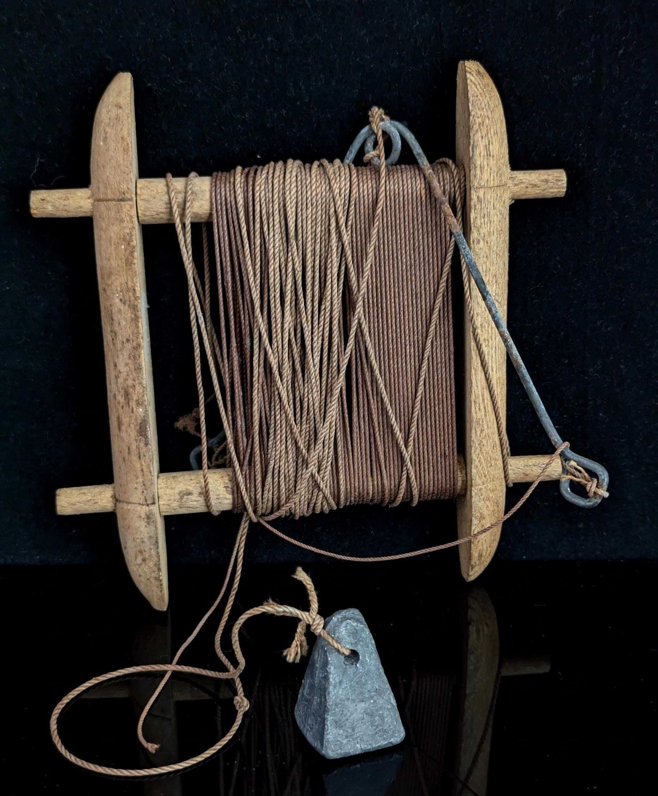 Antiek houten krabbenvislijntje, groot gewicht photo furniture