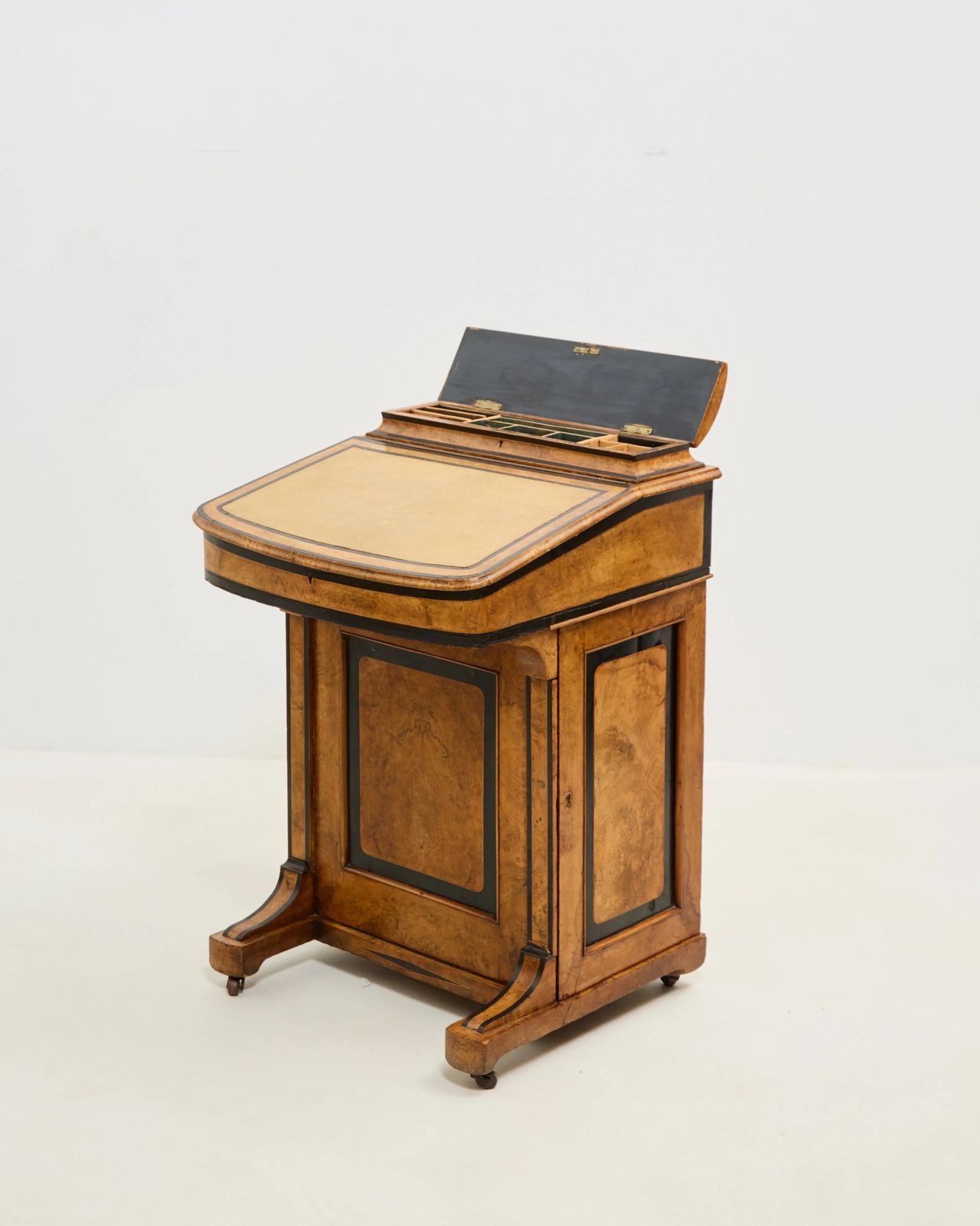 Wortelnotenhouten staand bureau, 19e eeuw photo for sale