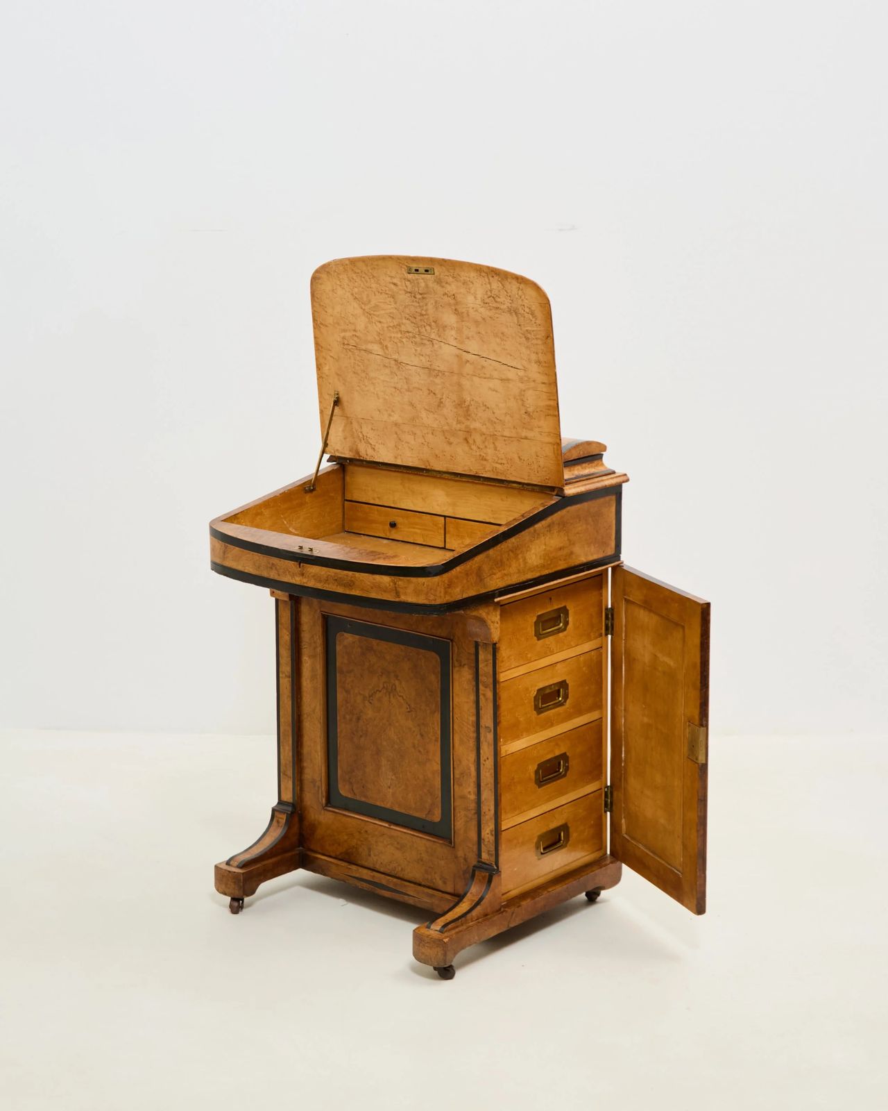 Wortelnotenhouten staand bureau, 19e eeuw photo 675.0