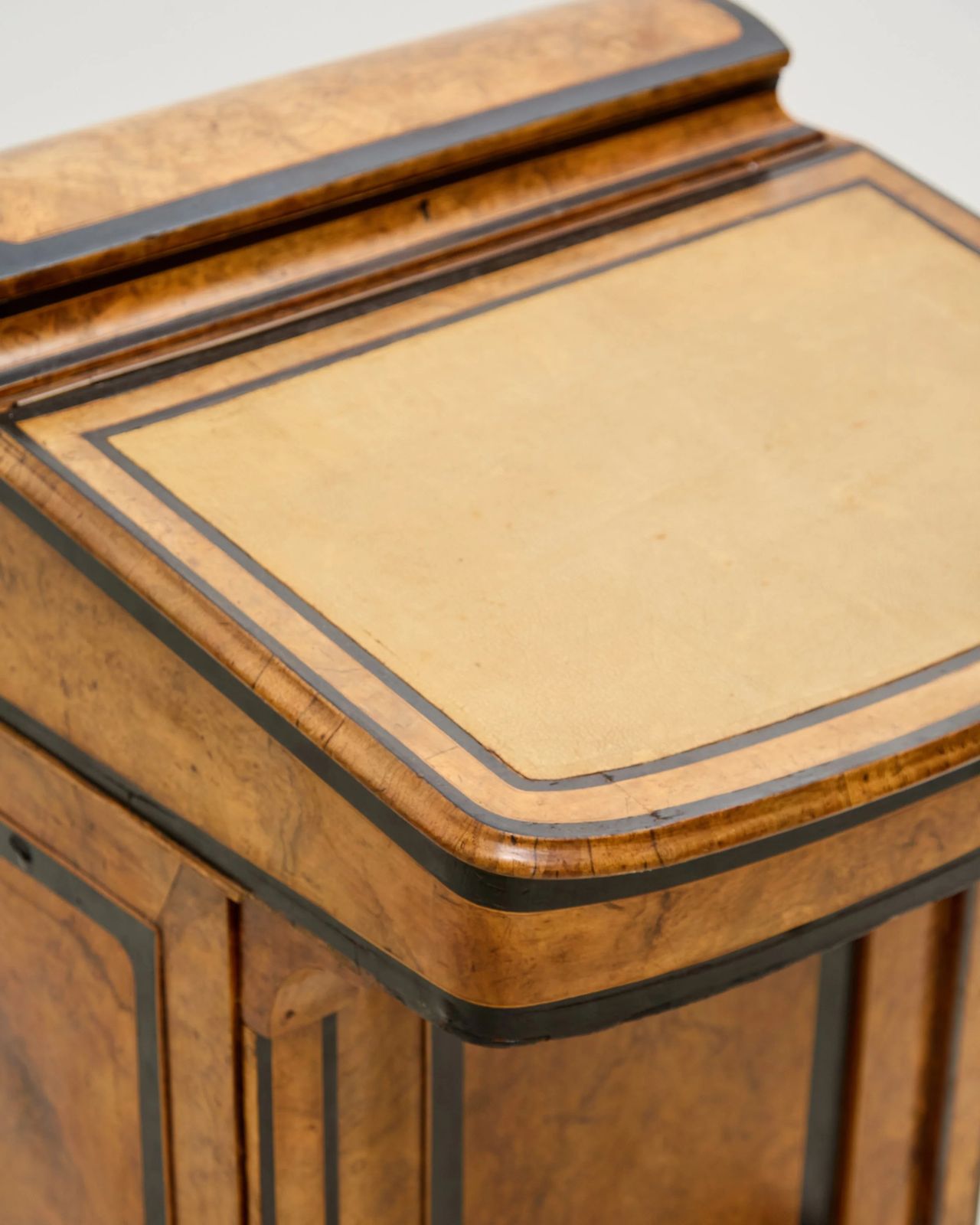 Meubels Wortelnotenhouten staand bureau, 19e eeuw photo