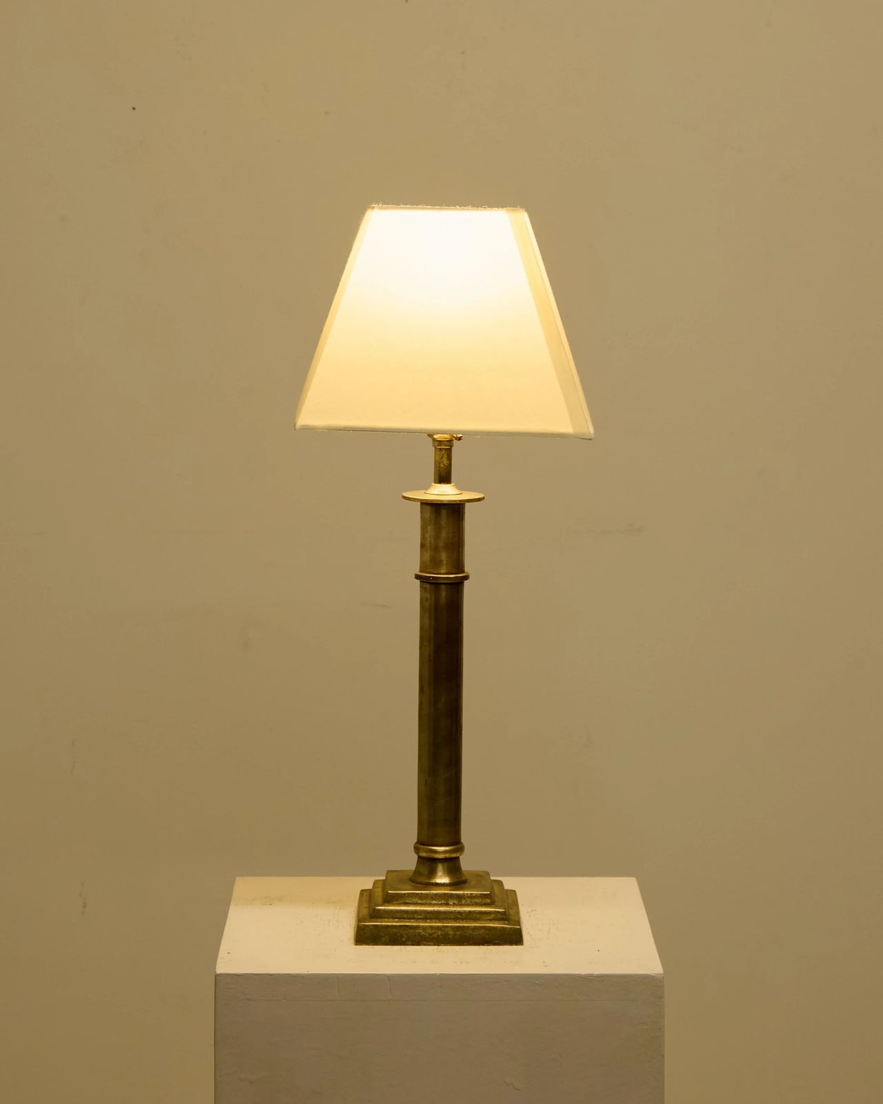 Nikkel kolomlamp, ca. jaren 1950 photo Verlichting