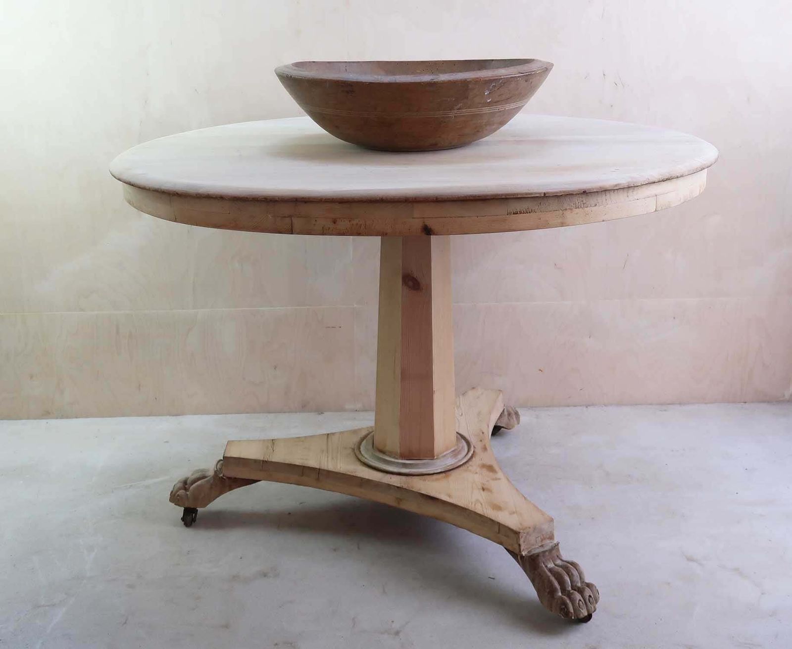 Klein antiek rond tafel in Palladiaanse stijl met leeuwenpootjes. Ca. 1835 photo for sale