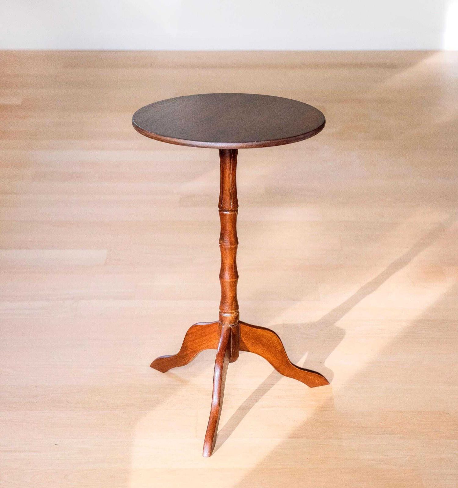 Table à vin d'époque en bois   Table d'appoint tripode faux bambou   Table d'appoint ronde anglaise