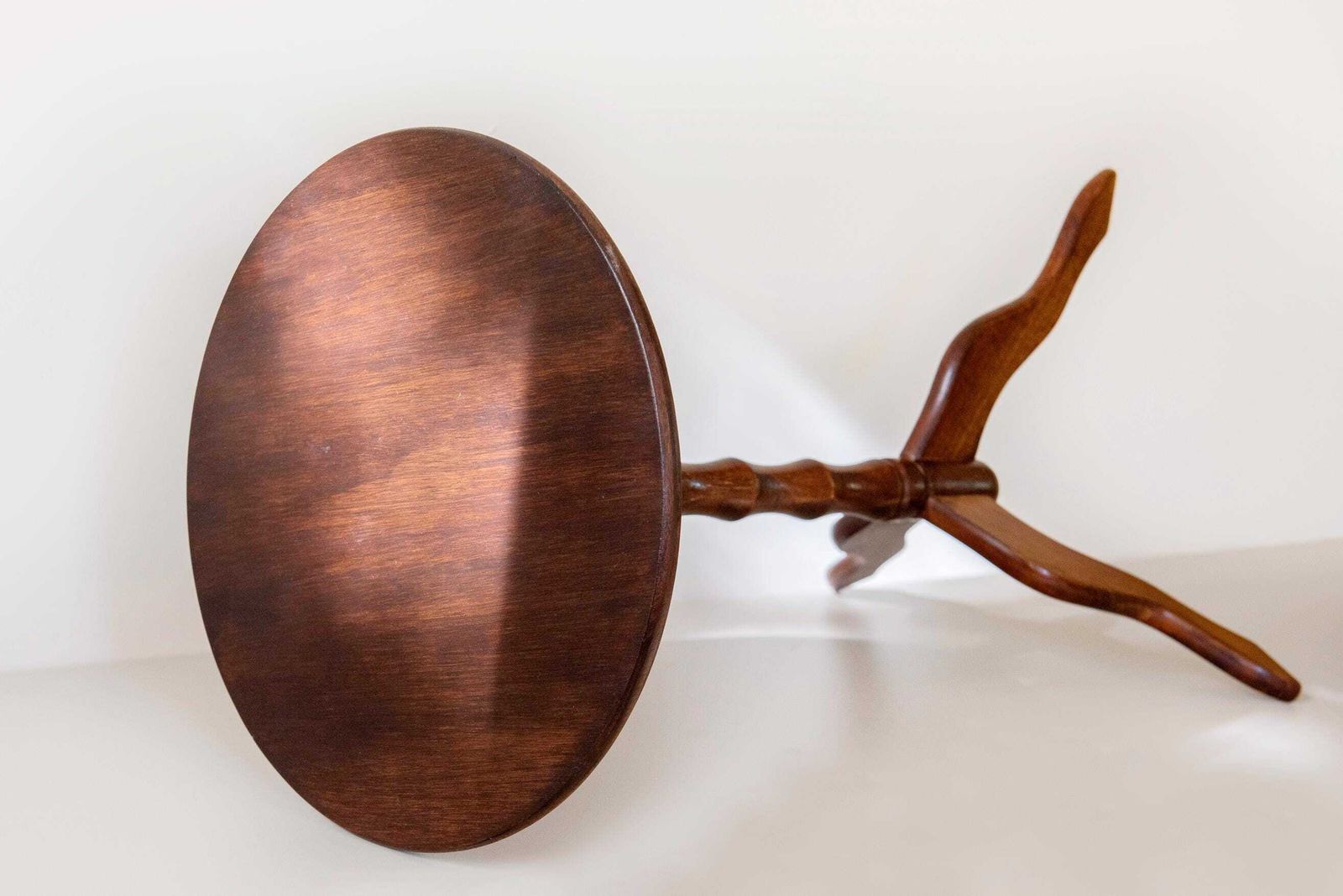 Table à vin d'époque en bois   Table d'appoint tripode faux bambou   Table d'appoint ronde anglaise photo buy