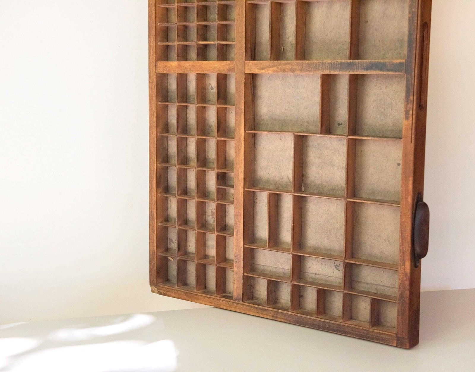 photo furniture Antiek houten letterkastje   Drukkersvak   Vintage displayrek   Industriële wanddecoratie