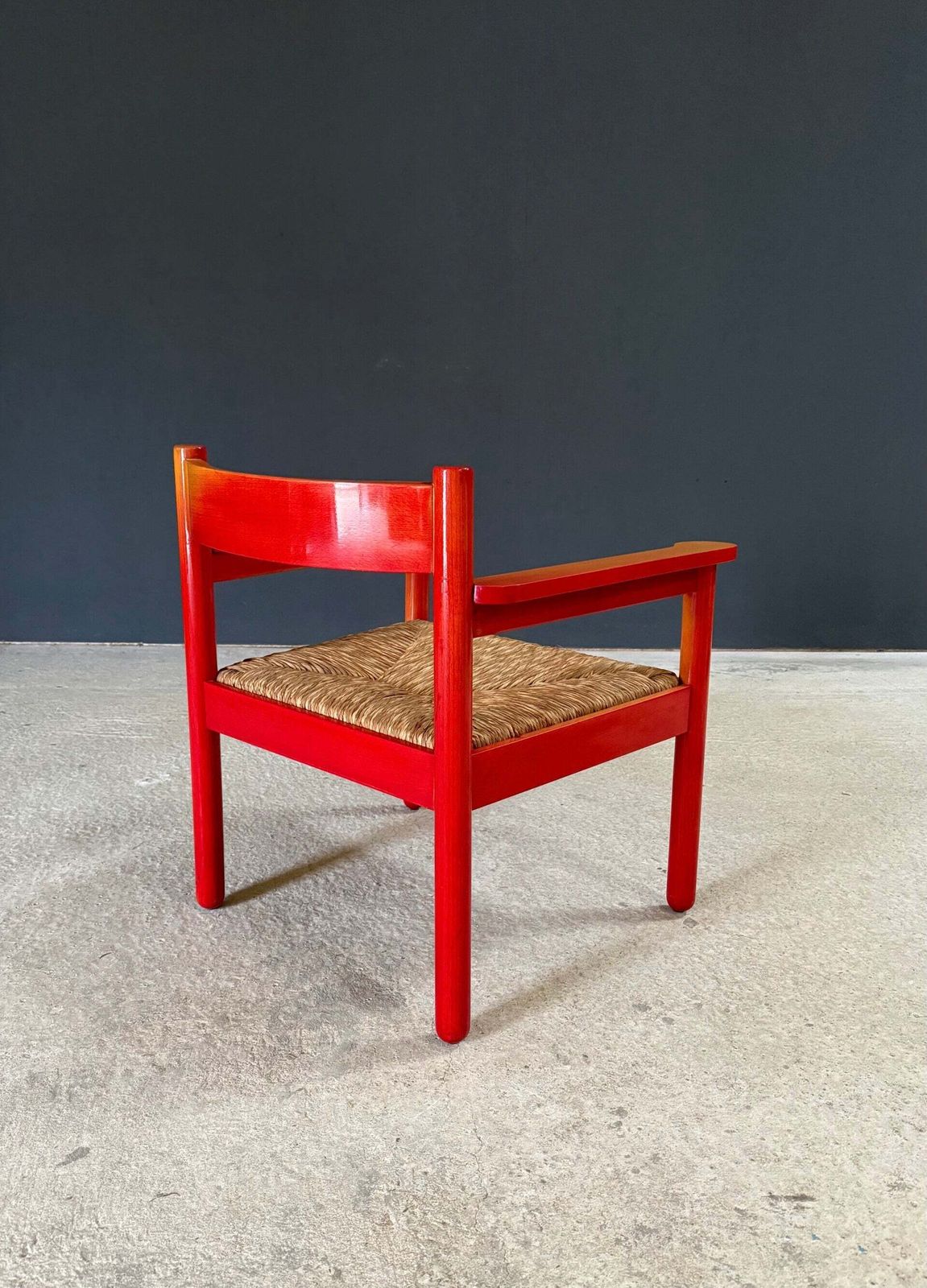 photo furniture Mcm Design rode loungestoel van Vico Magistretti