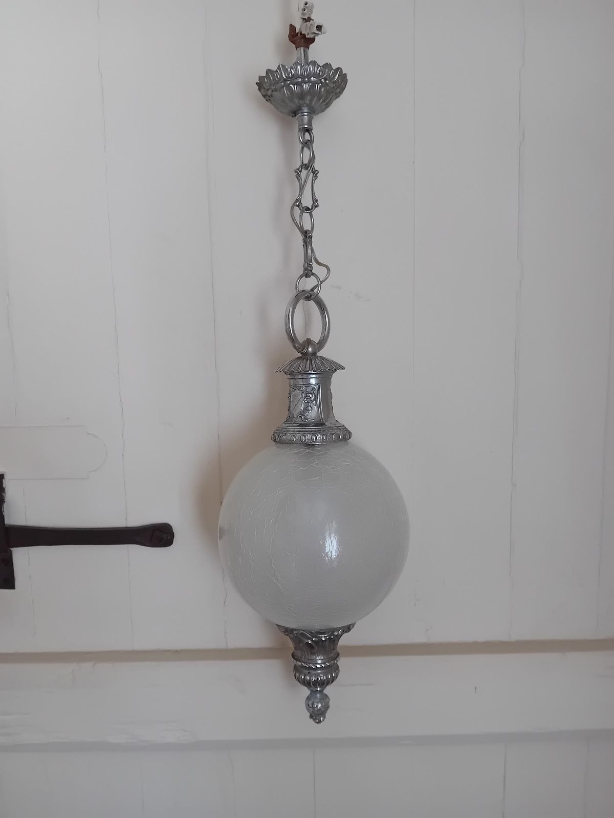 Suspension, lampe à guirlande décor blanc et argent.