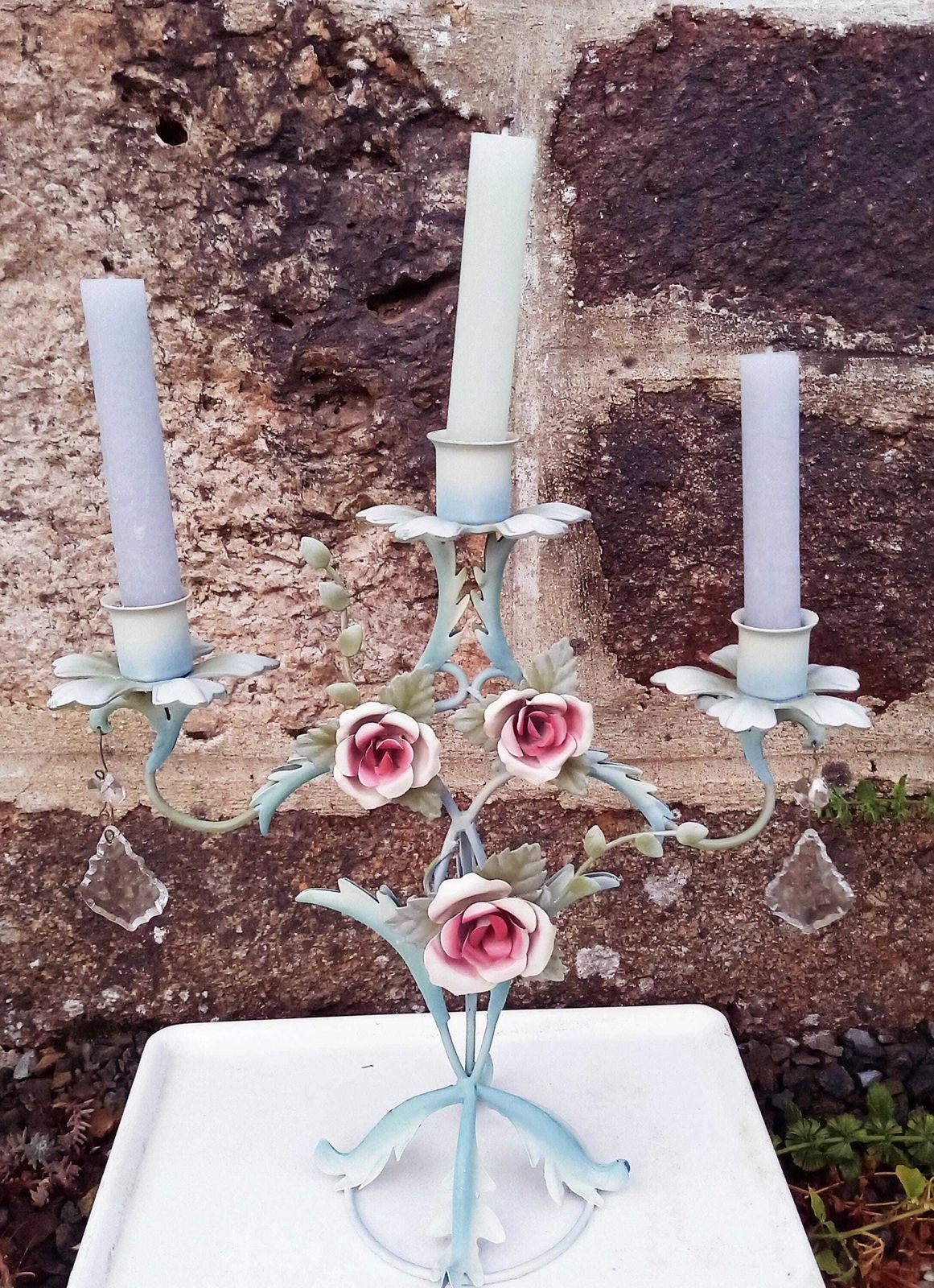 Chandelier toleware 3 branches, bleu canard aux roses. photo furniture