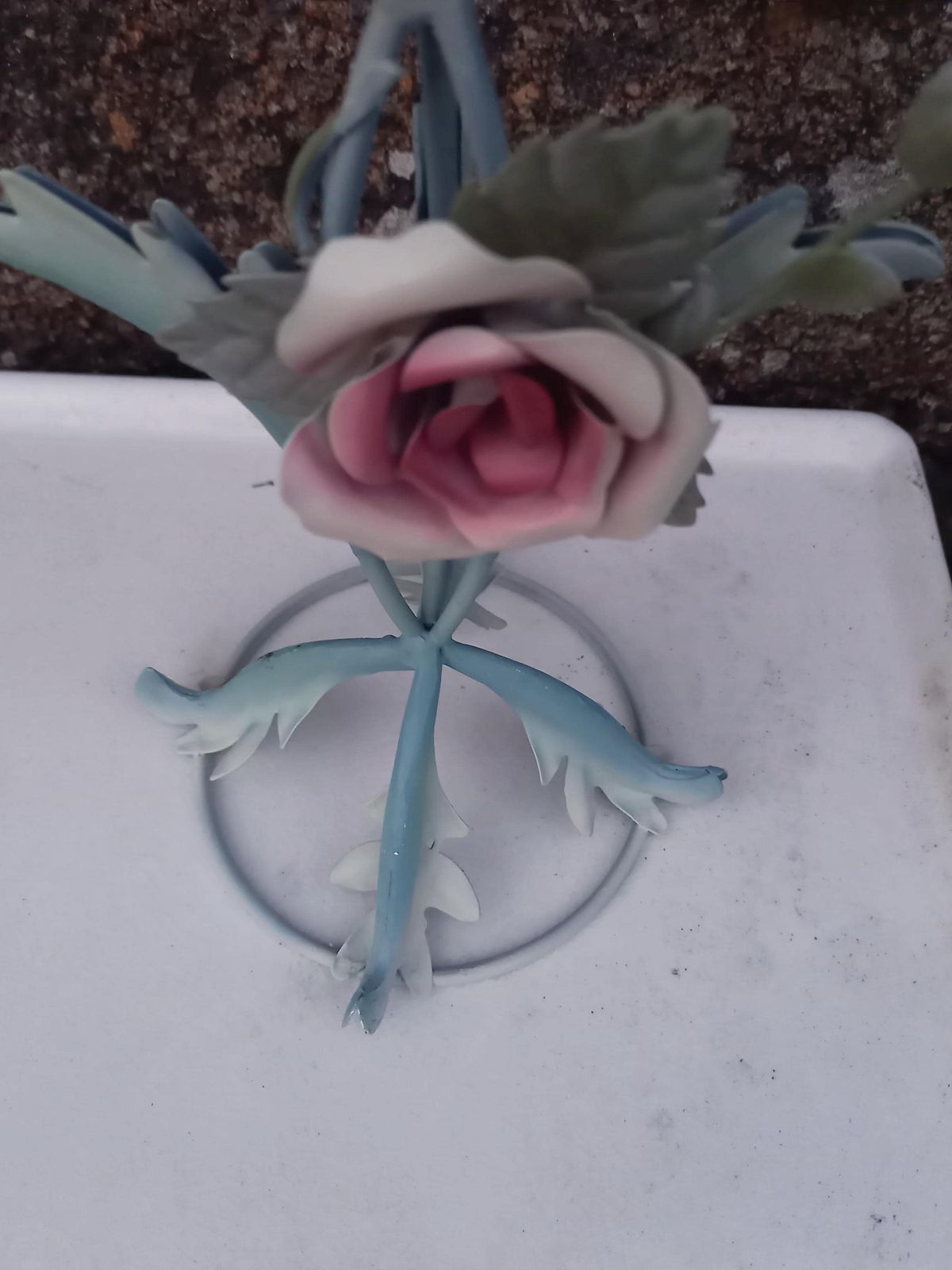 Chandelier toleware 3 branches, bleu canard aux roses. photo 134.0