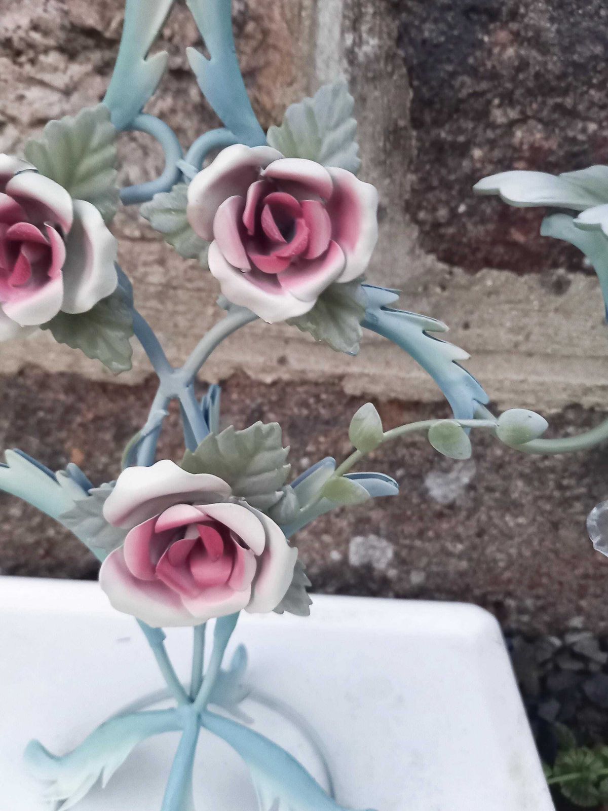 Chandelier toleware 3 branches, bleu canard aux roses. photo vinterior