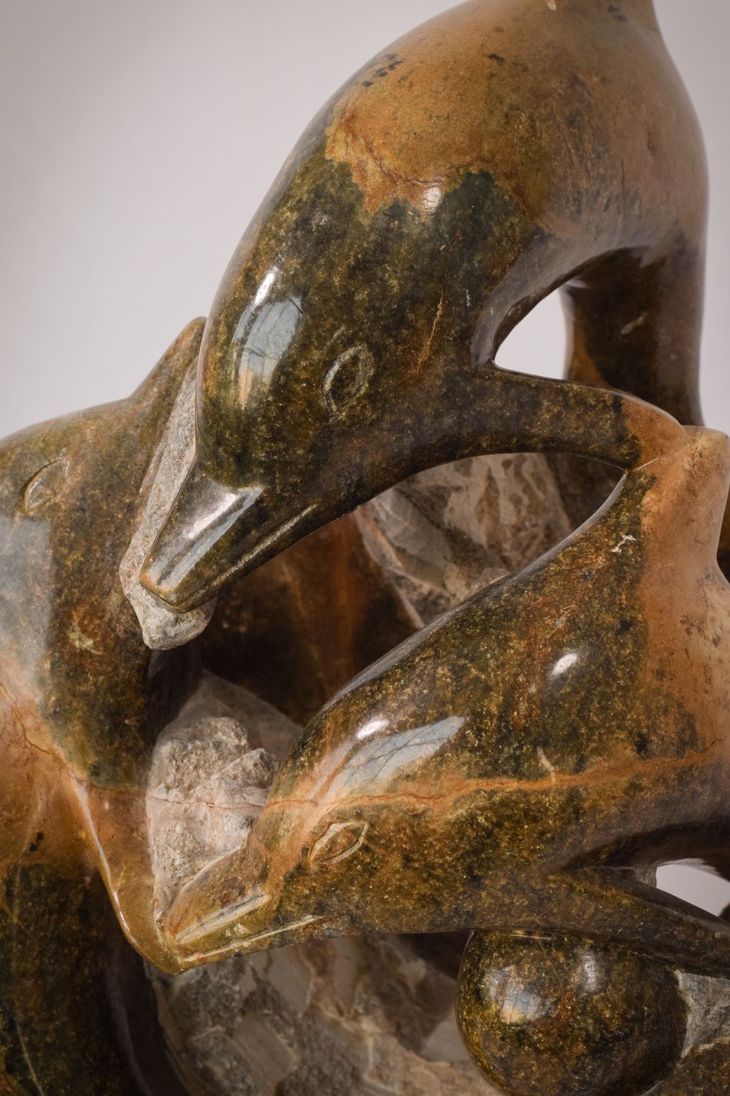 Marmeren sculptuur van dolfijnen, midden 20e eeuw photo vinterior