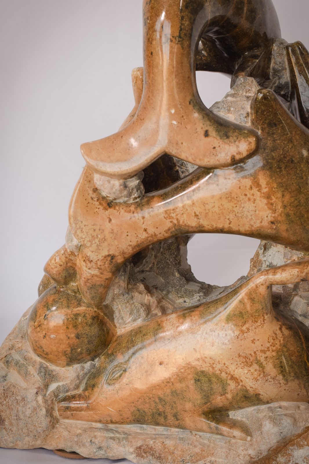 Marmeren sculptuur van dolfijnen, midden 20e eeuw photo vintage