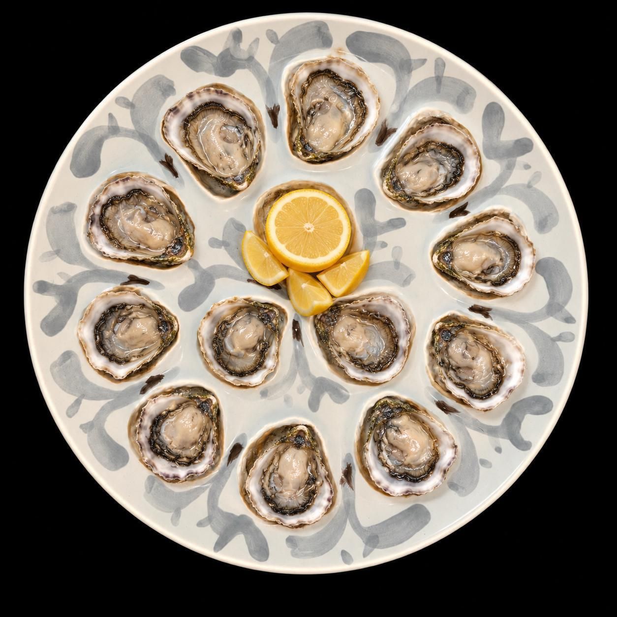 photo vintage Franse Saint Amand oesterplatter voor 12 oesters, handgeschilderd majolica, jaren 1950, groot serveerbord voor zeevruchten