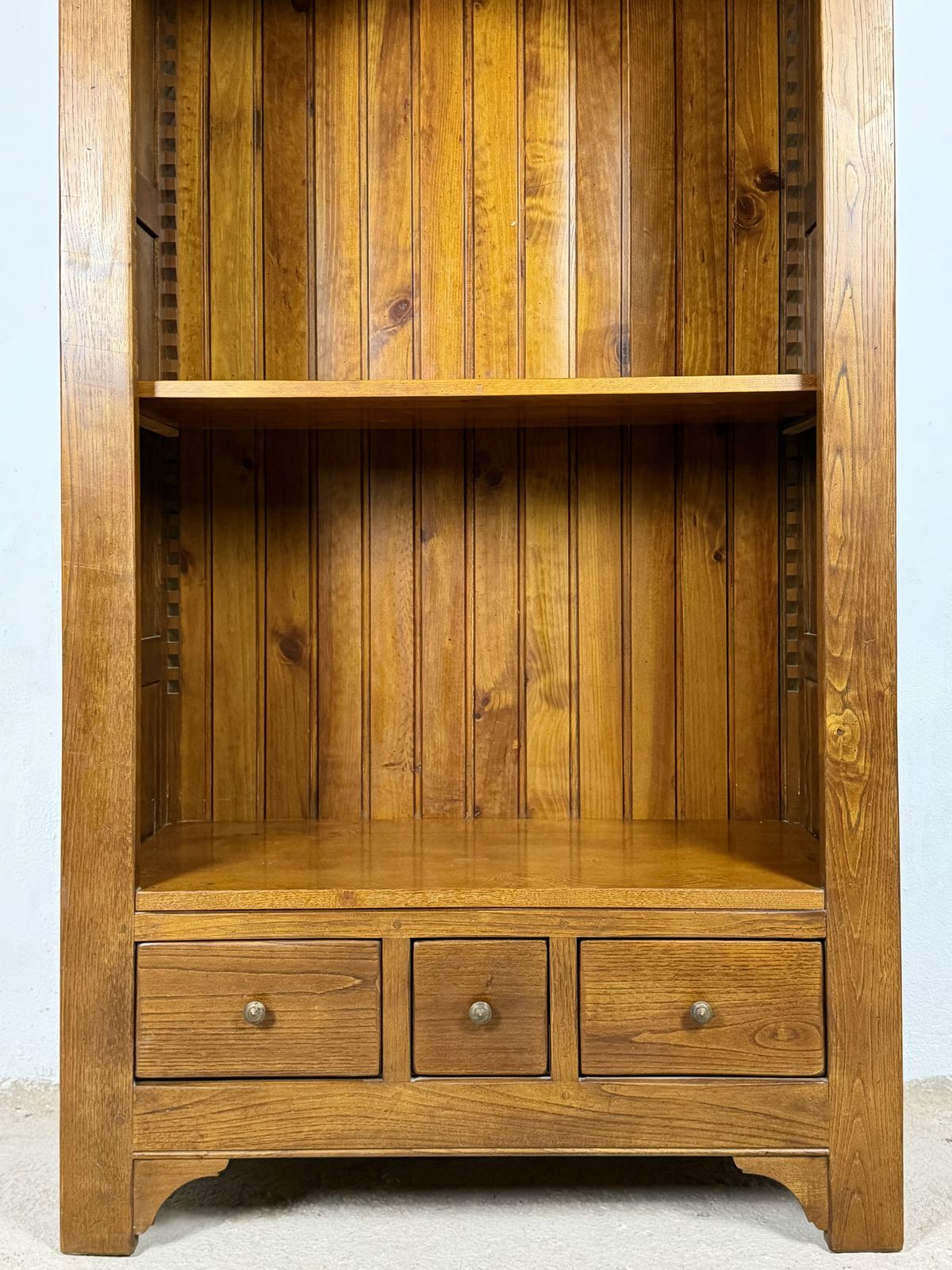 photo furniture Spaanse eiken boekenkast met lades, ca. jaren 1950