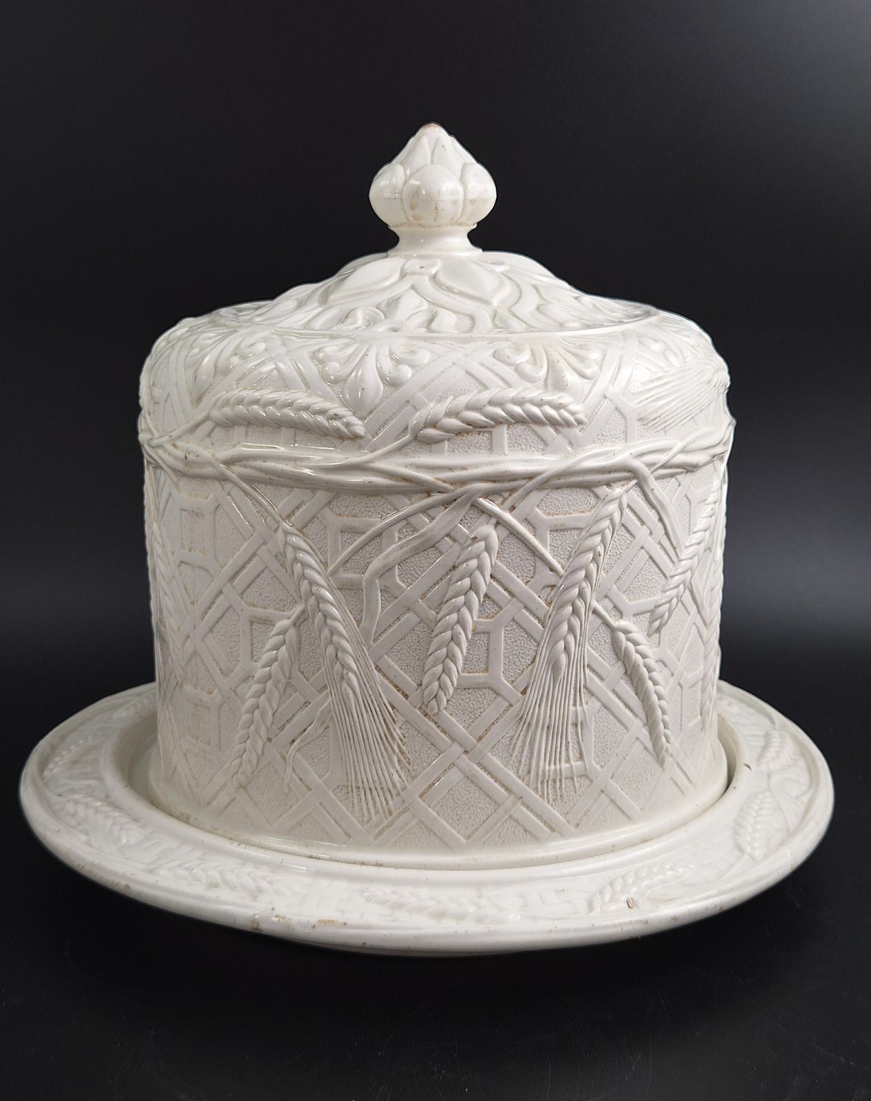 Victoriaanse witte ironstone kaasstolp met schaal, tarwe en traliewerk, ca. 1875 photo furniture