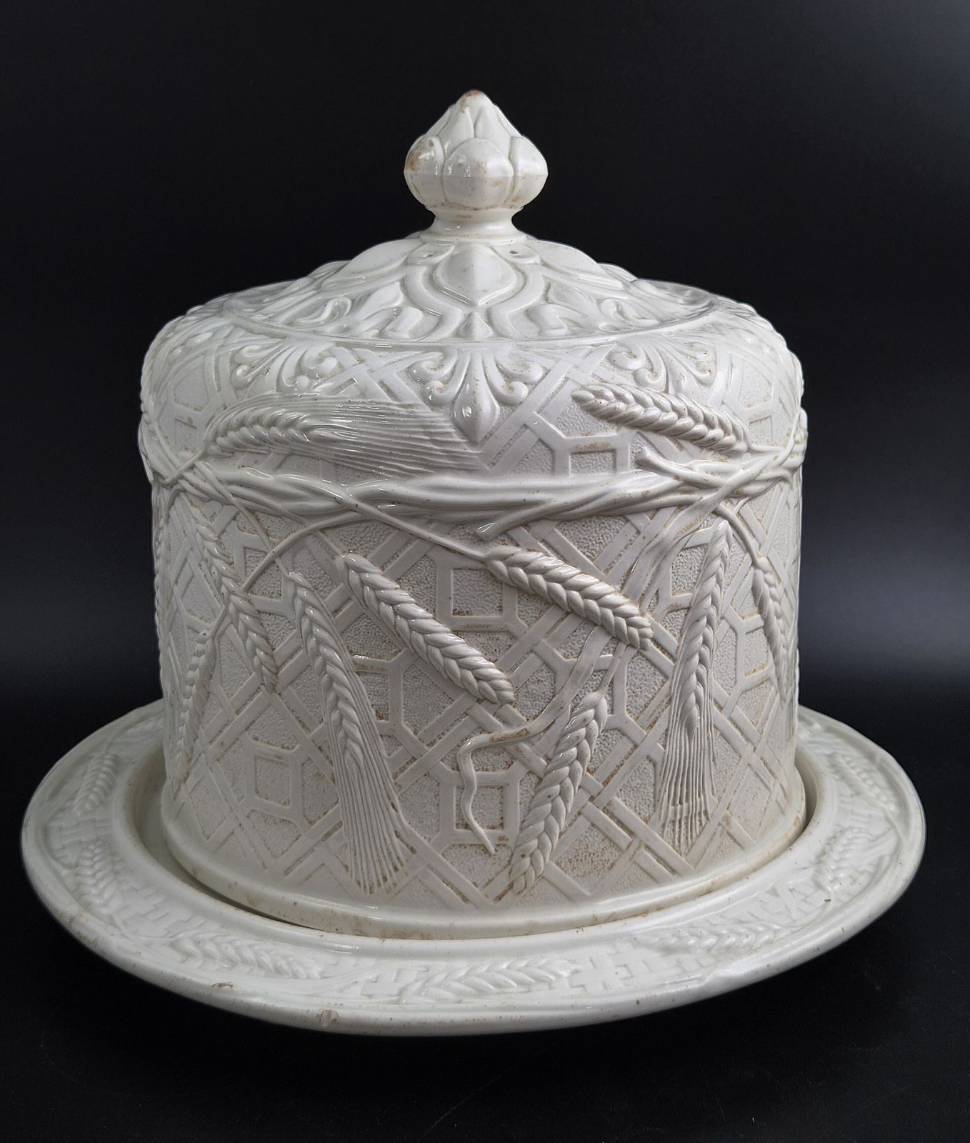 Victoriaanse witte ironstone kaasstolp met schaal, tarwe en traliewerk, ca. 1875 photo vinterior