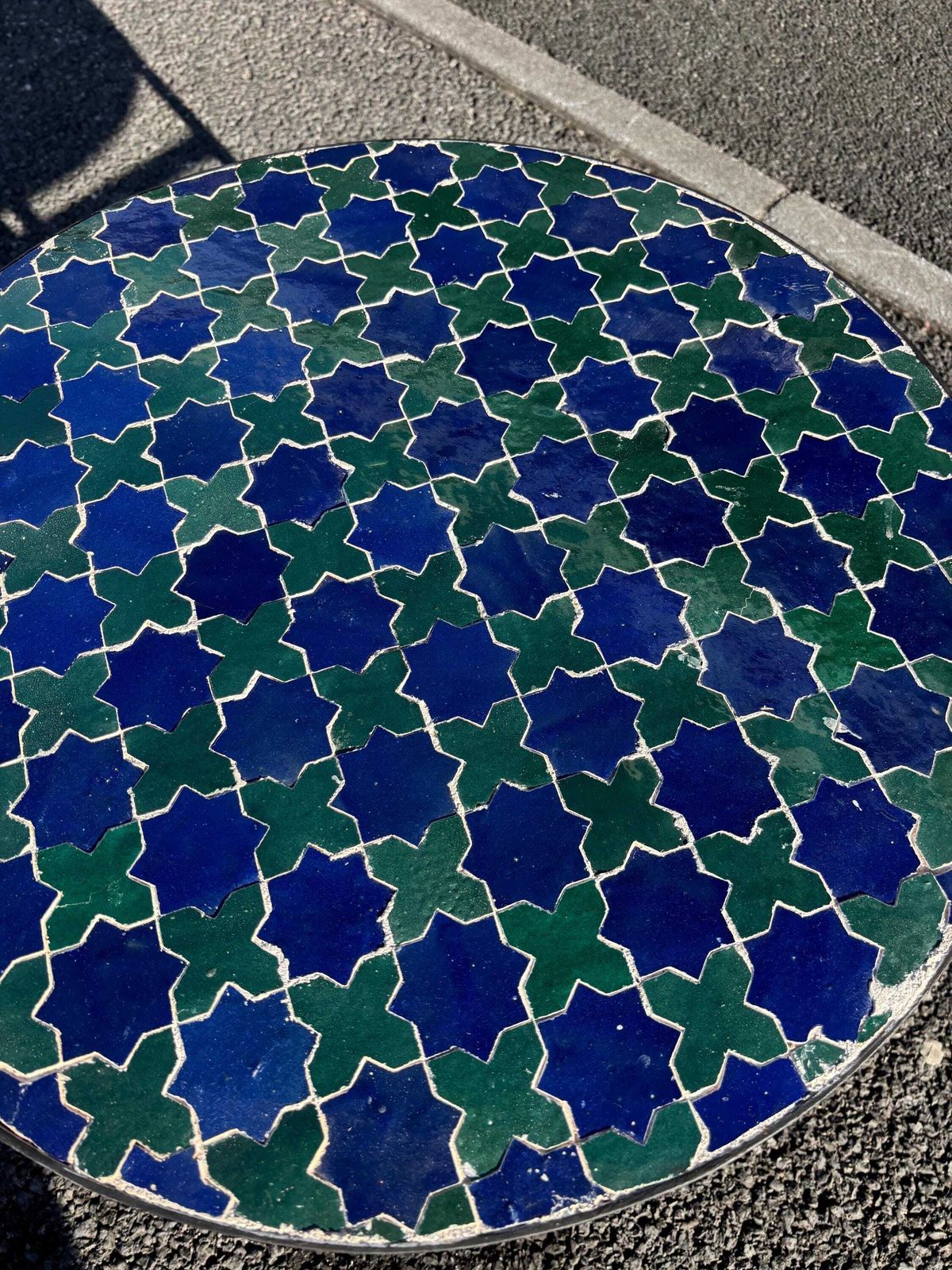 Table basse zellige marocaine, mosaïque bleue et verte, table d'appoint ronde en carreaux faits main, décor étoile mauresque, mobilier Boho, 60 cm photo for sale