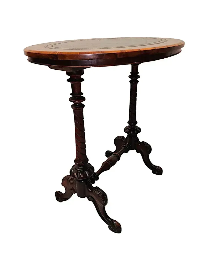 Fraaie kleine bijzettafel of lamptafel in wortelwalnoot, 19e eeuw, met lederen inleg photo Meubels