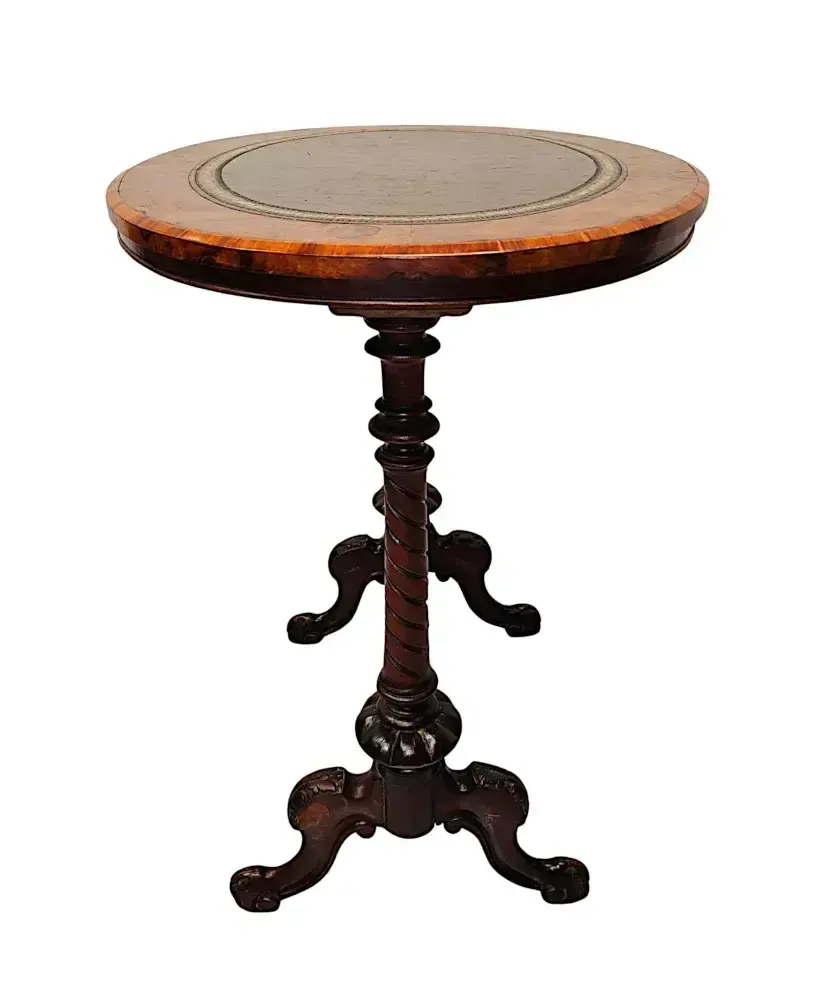 Fraaie kleine bijzettafel of lamptafel in wortelwalnoot, 19e eeuw, met lederen inleg photo vinterior