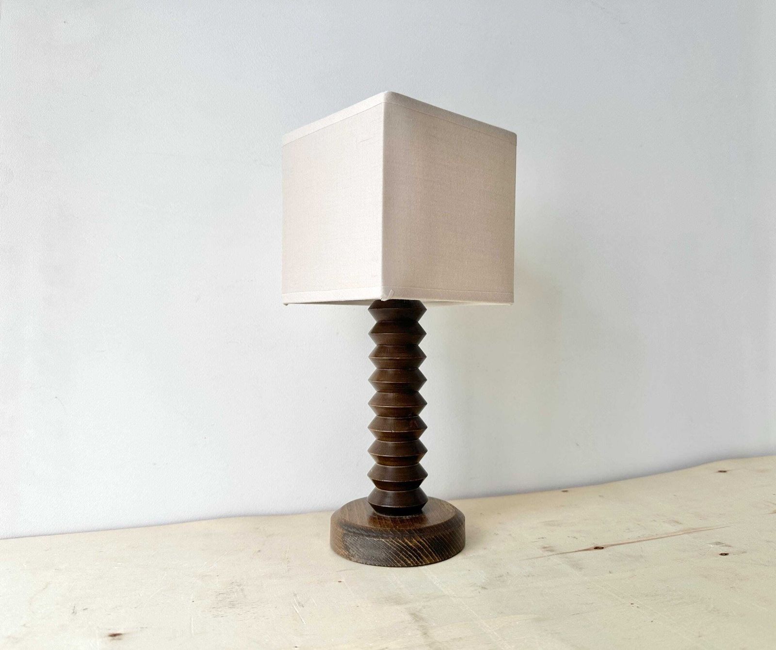 Franse gedraaide houten tafellamp, jaren 1950, mid-century rustieke verlichting photo furniture