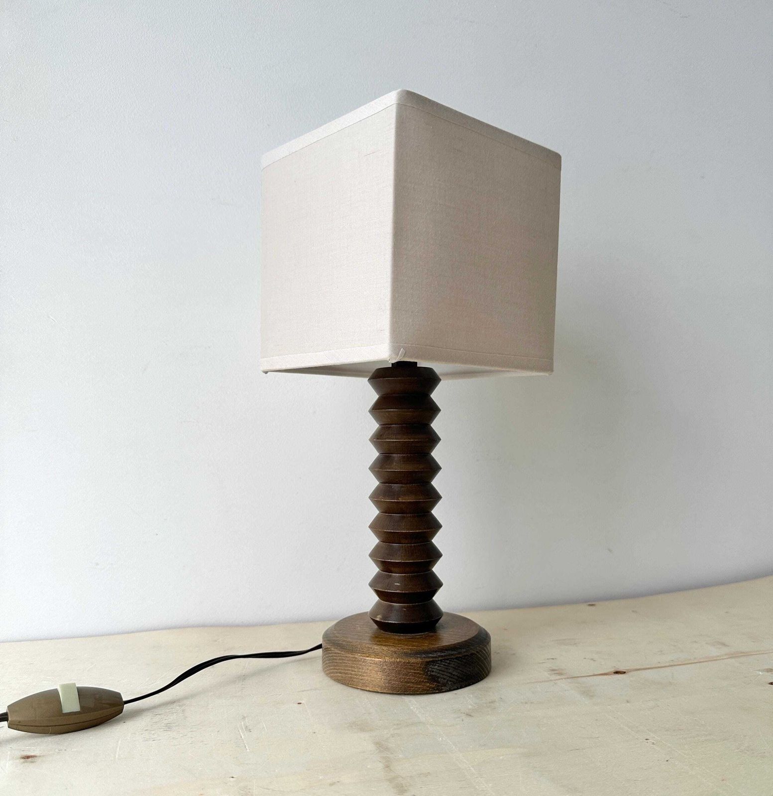 Franse gedraaide houten tafellamp, jaren 1950, mid-century rustieke verlichting photo Verlichting