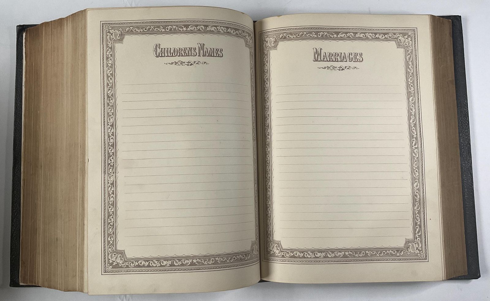 photo vinterior Good Quality Victorian Family Bible Circa 1860–1870 With Blank Family Register