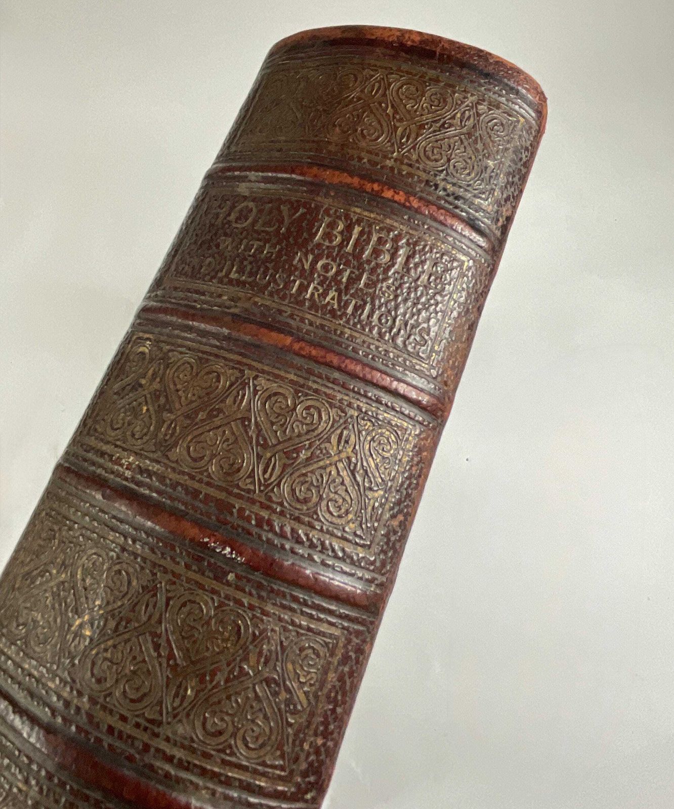Antieke Victoriaanse familiebijbel met messing sloten (ca. 1870s) | Blackie & Son Folio photo vinterior