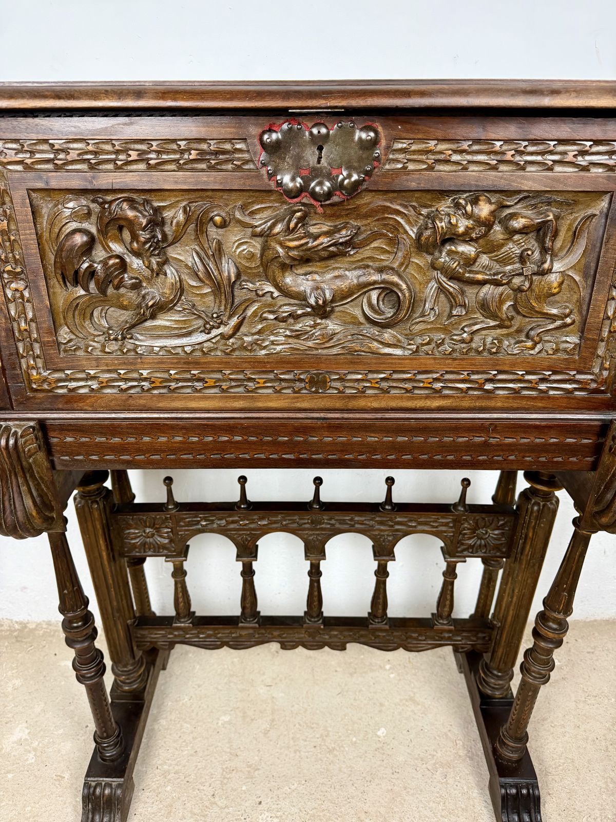 Spaanse Bargueño van Gesneden Hout met Figuratieve Decoratie photo Meubels