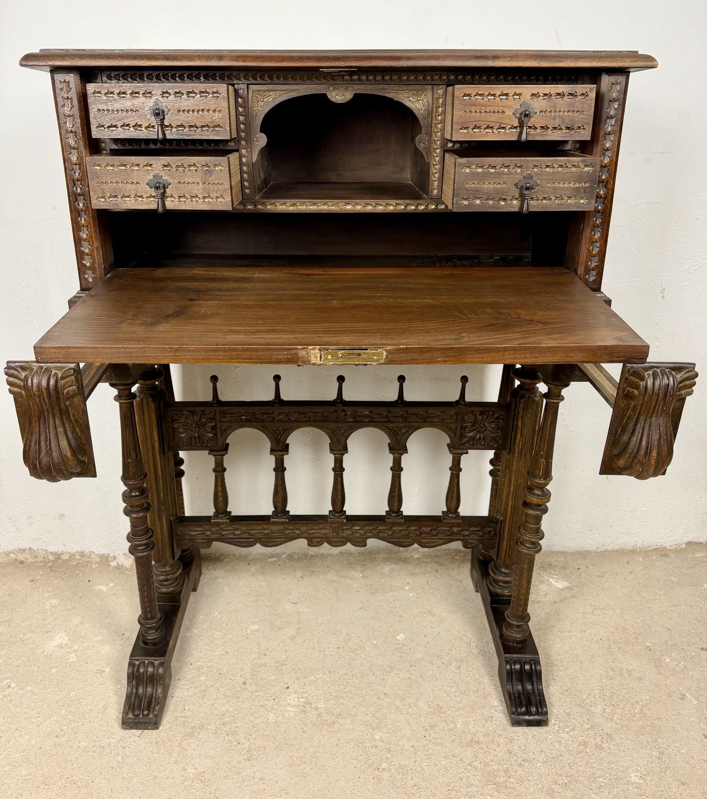 photo furniture Spaanse Bargueño van Gesneden Hout met Figuratieve Decoratie