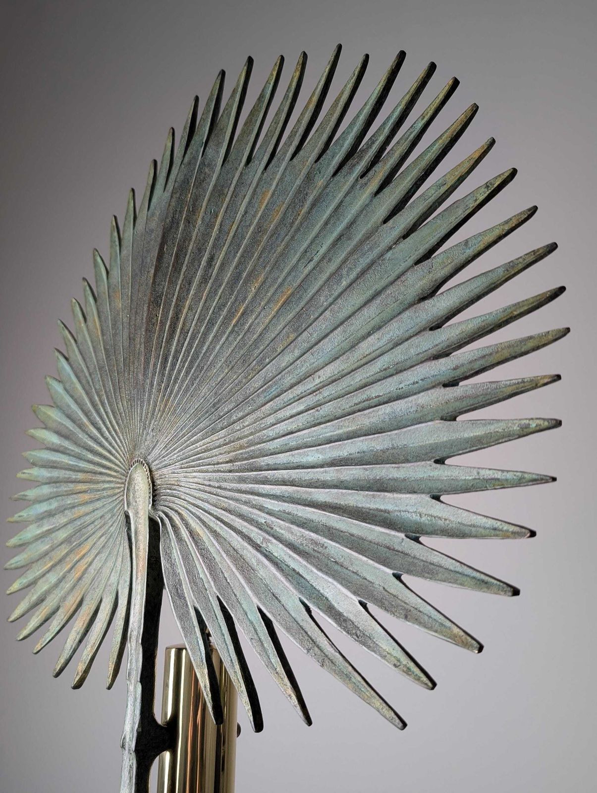 Lampe de table monumentale Valenti à feuille de palmier en éventail, bronze et laiton, années 1970 photo Luminaires