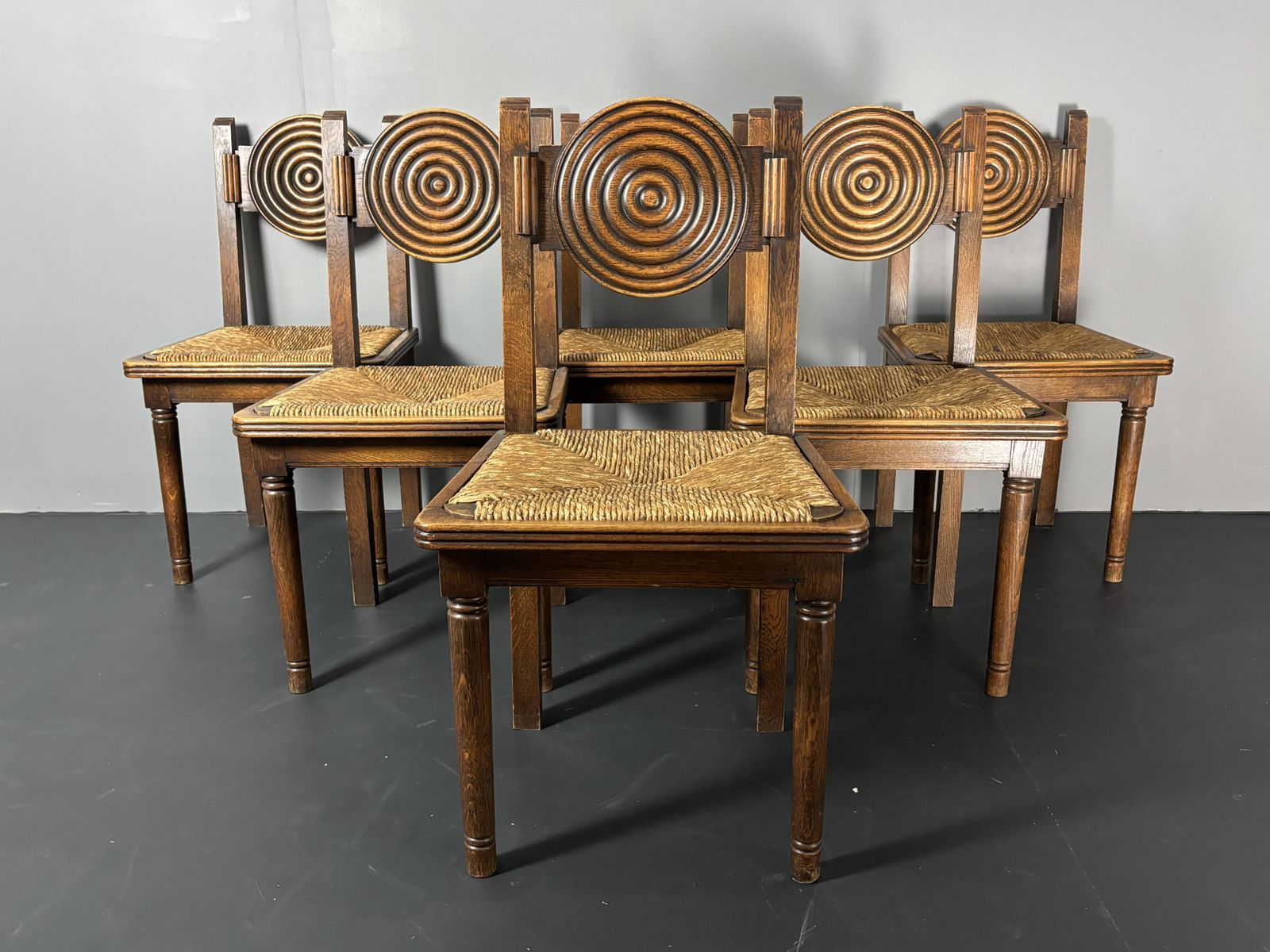 photo furniture 6 chaises à manger rustiques en bois, pieds tournés et assise en jonc