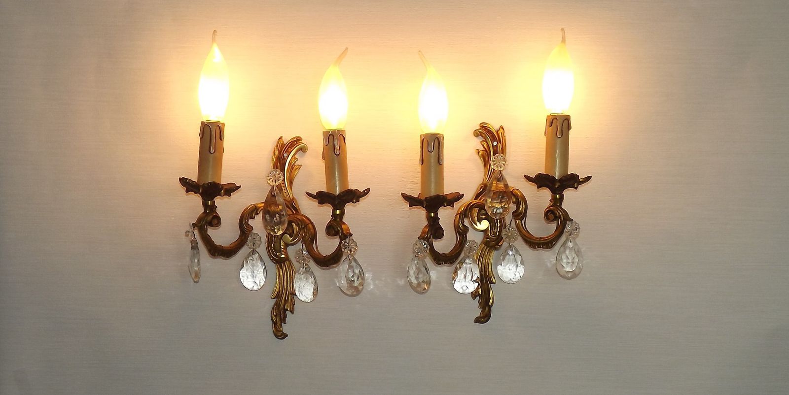 Paar vintage Franse bronzen kristallen wandlampen, acanthusbladontwerp photo furniture