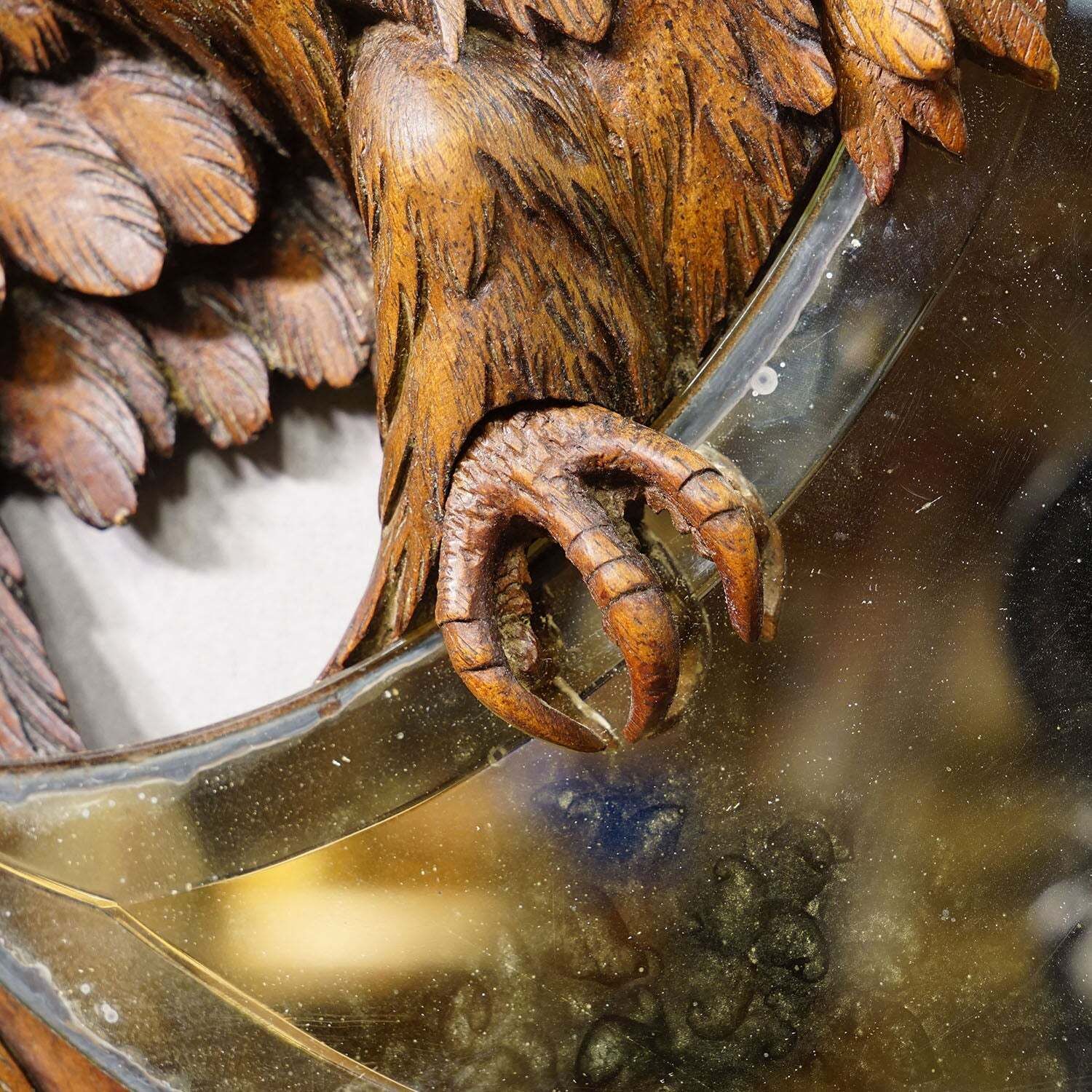 Antiek Handgesneden Houten Adelaarsspiegel Met Halvemaanvormig Glas photo buy