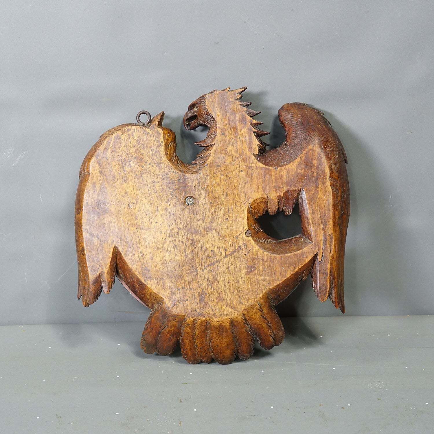 photo furniture Antiek Handgesneden Houten Adelaarsspiegel Met Halvemaanvormig Glas