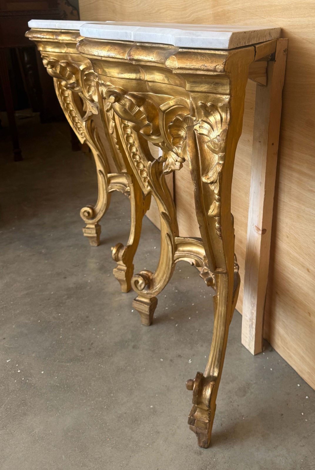 Paire de consoles d'angle d'époque de style Rococo en bois doré, plateau en marbre photo vintage