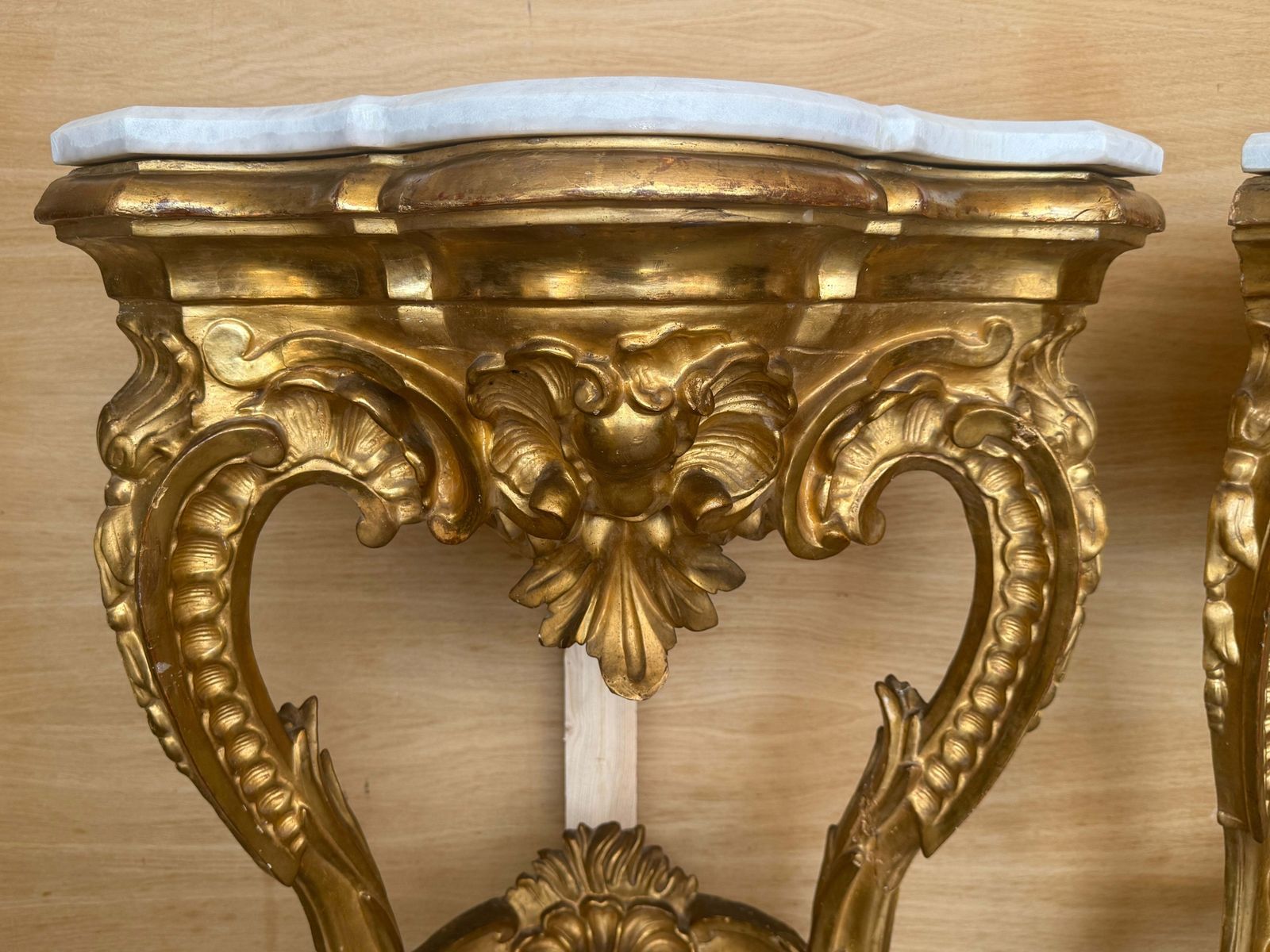 Mobilier Paire de consoles d'angle d'époque de style Rococo en bois doré, plateau en marbre photo